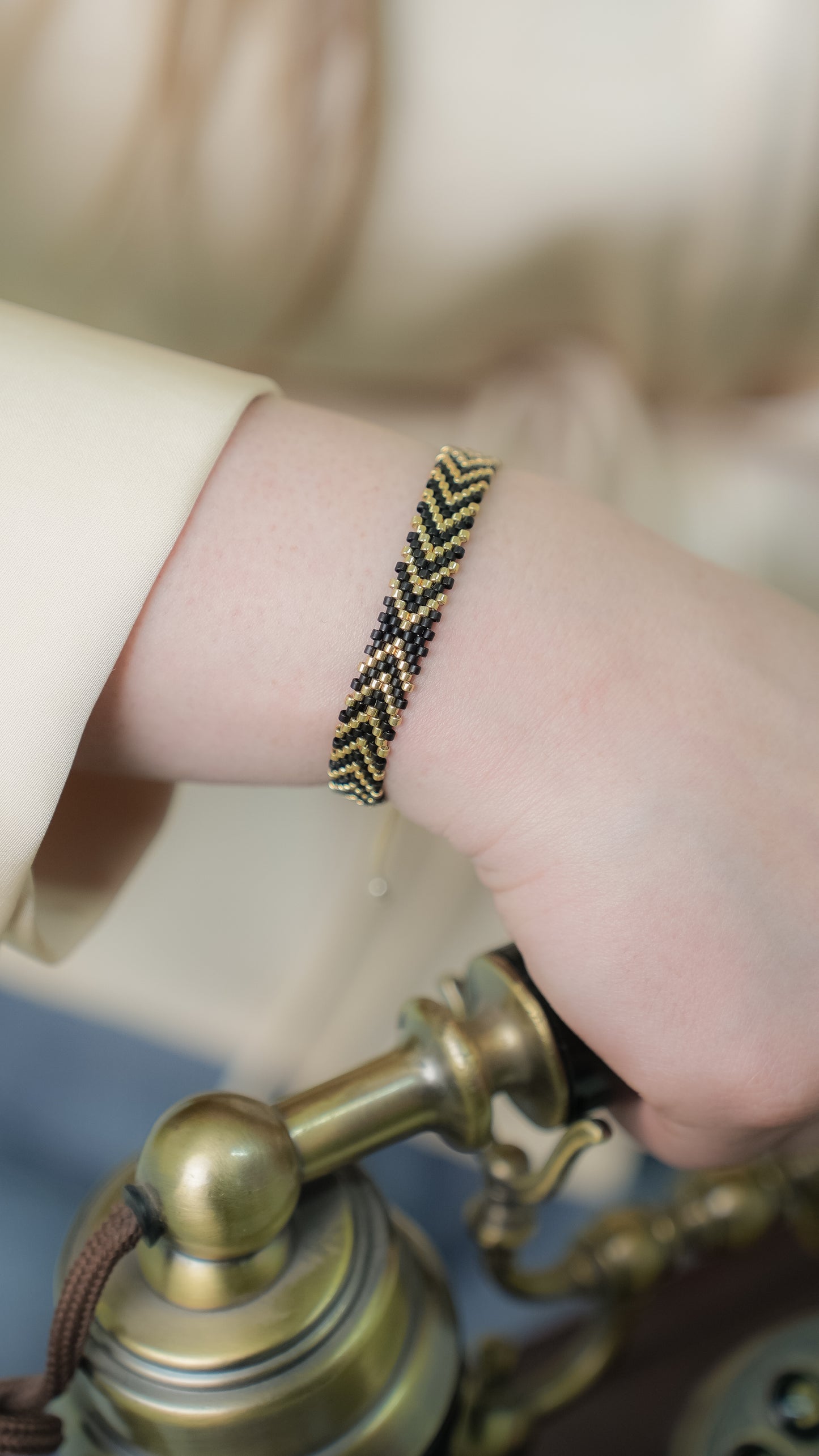 Pulsera Miyuki chica flechas negro dorado