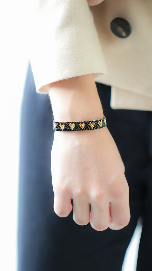 Pulsera Miyuki negro corazones dorados