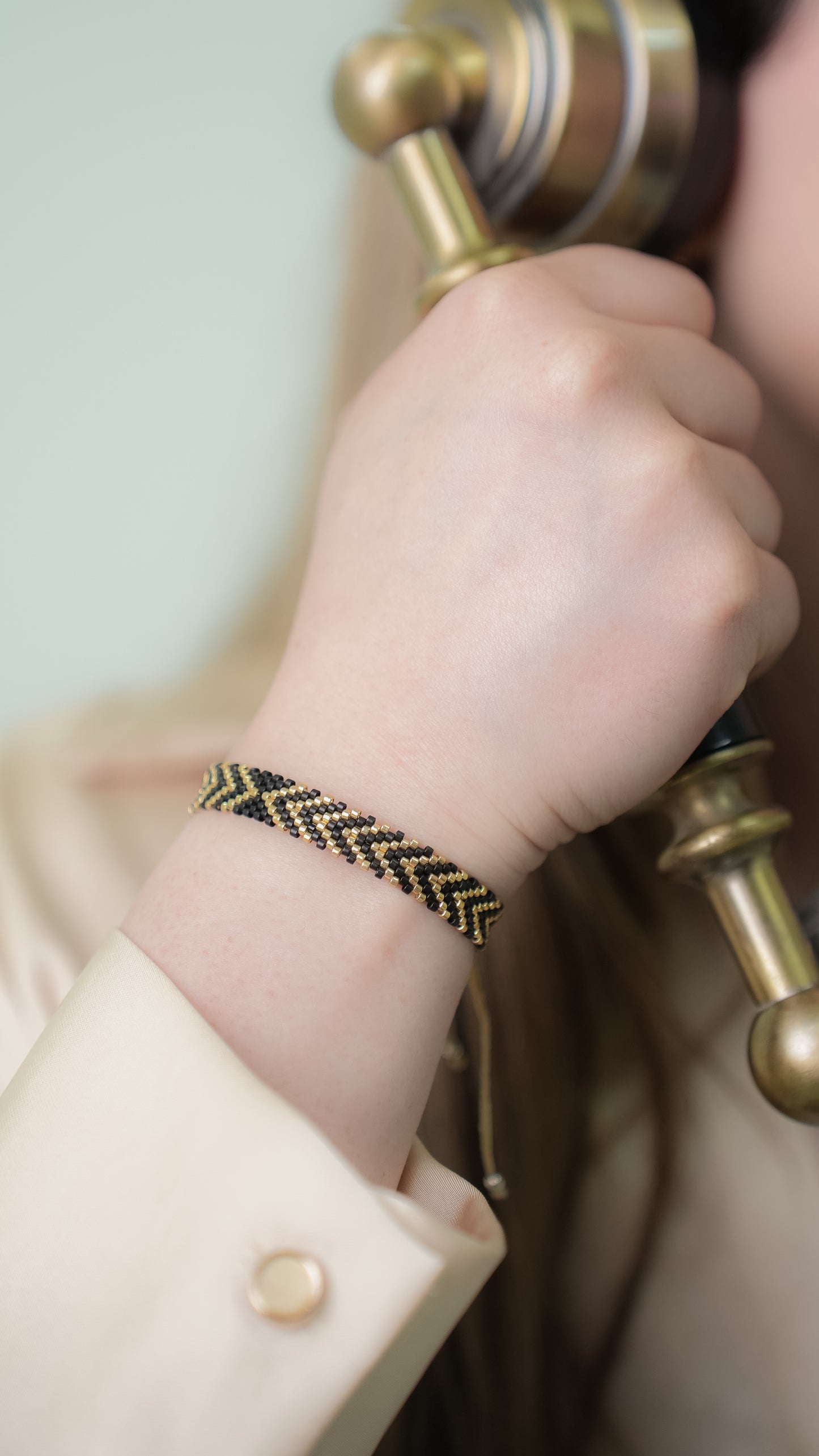 Pulsera Miyuki chica flechas negro dorado