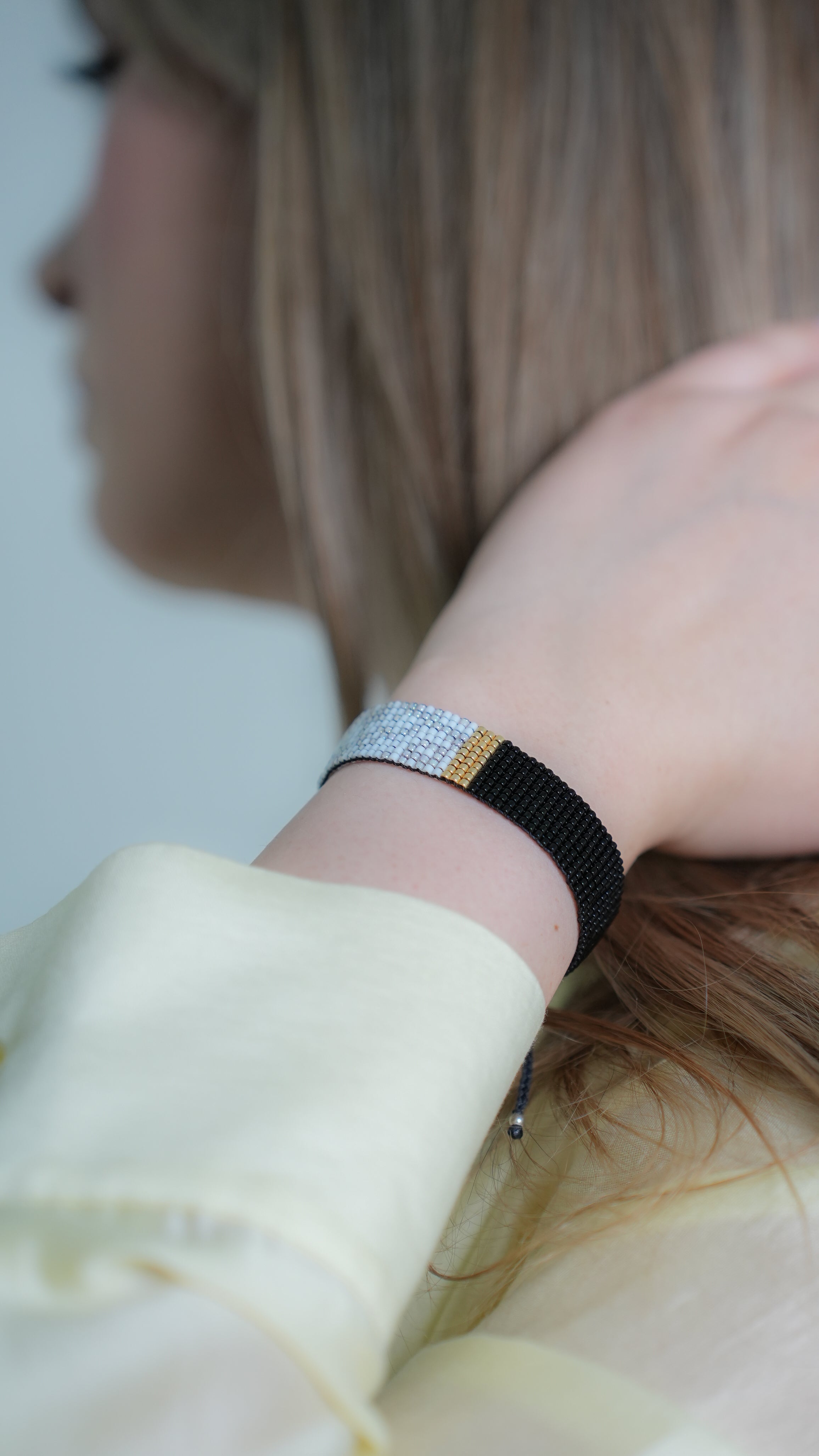 Brazalete Miyuki negro blanco tornasol centro oro