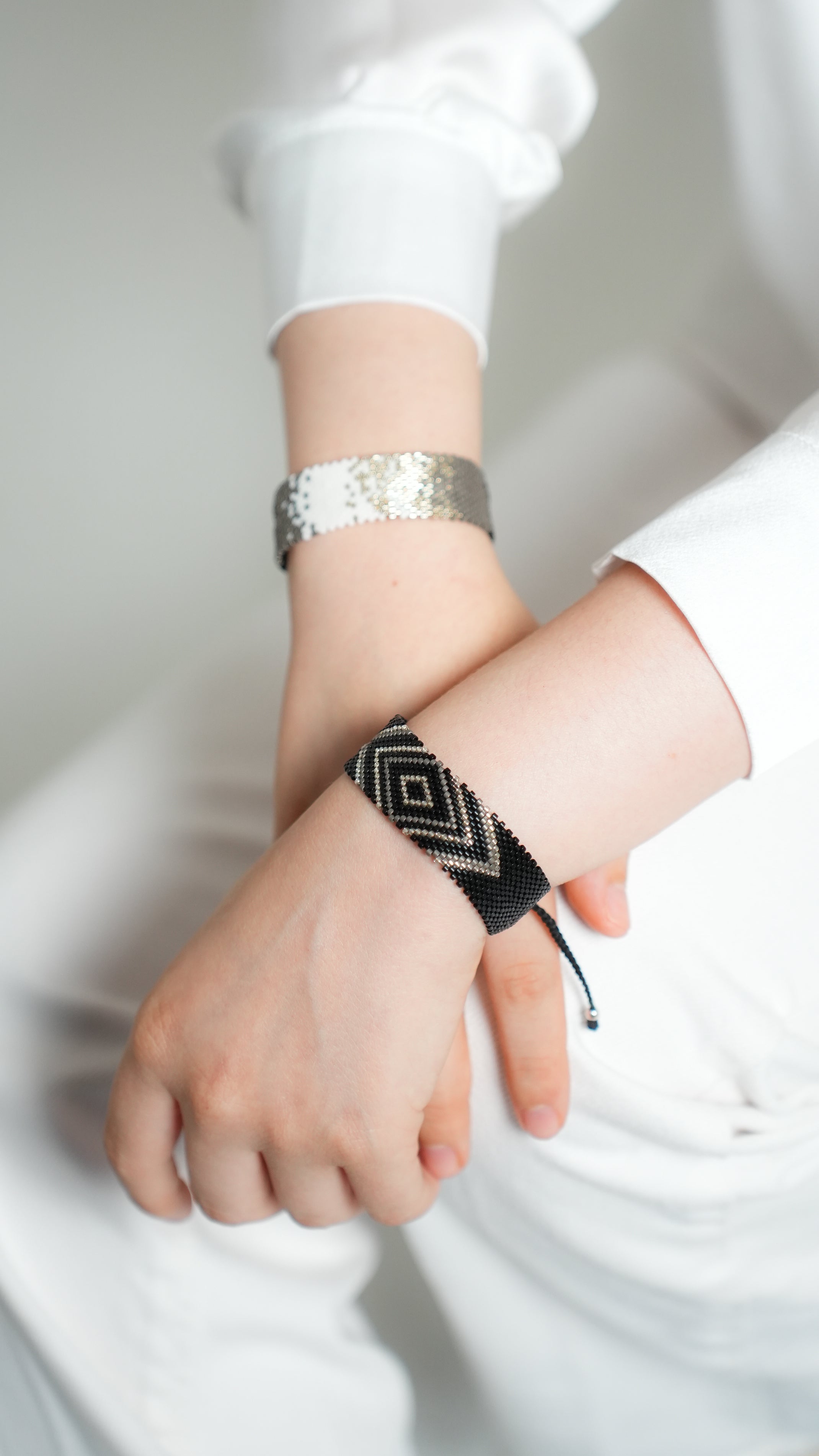 Pulsera Miyuki grande negro rombo plata