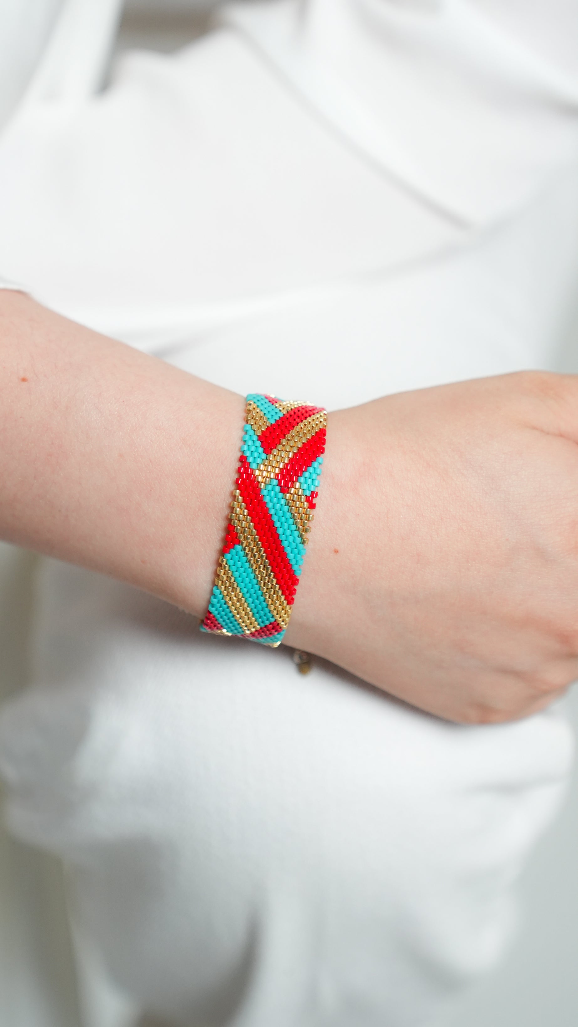 Pulsera Miyuki grande lineas oro turqueza rojo