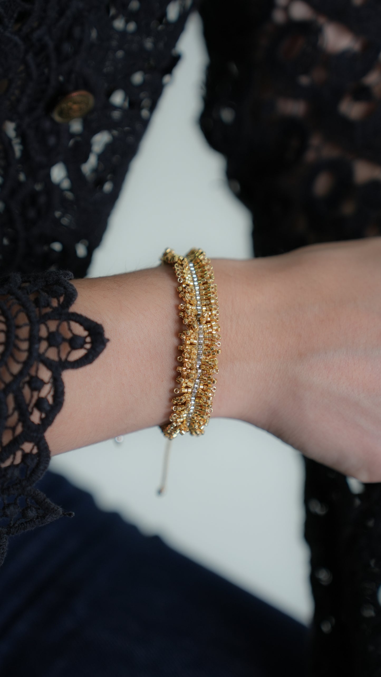 Brazalete Miyuki Flecos dorada