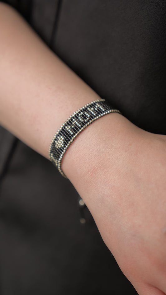 Brazalete I LOVE MOM negra con plateado