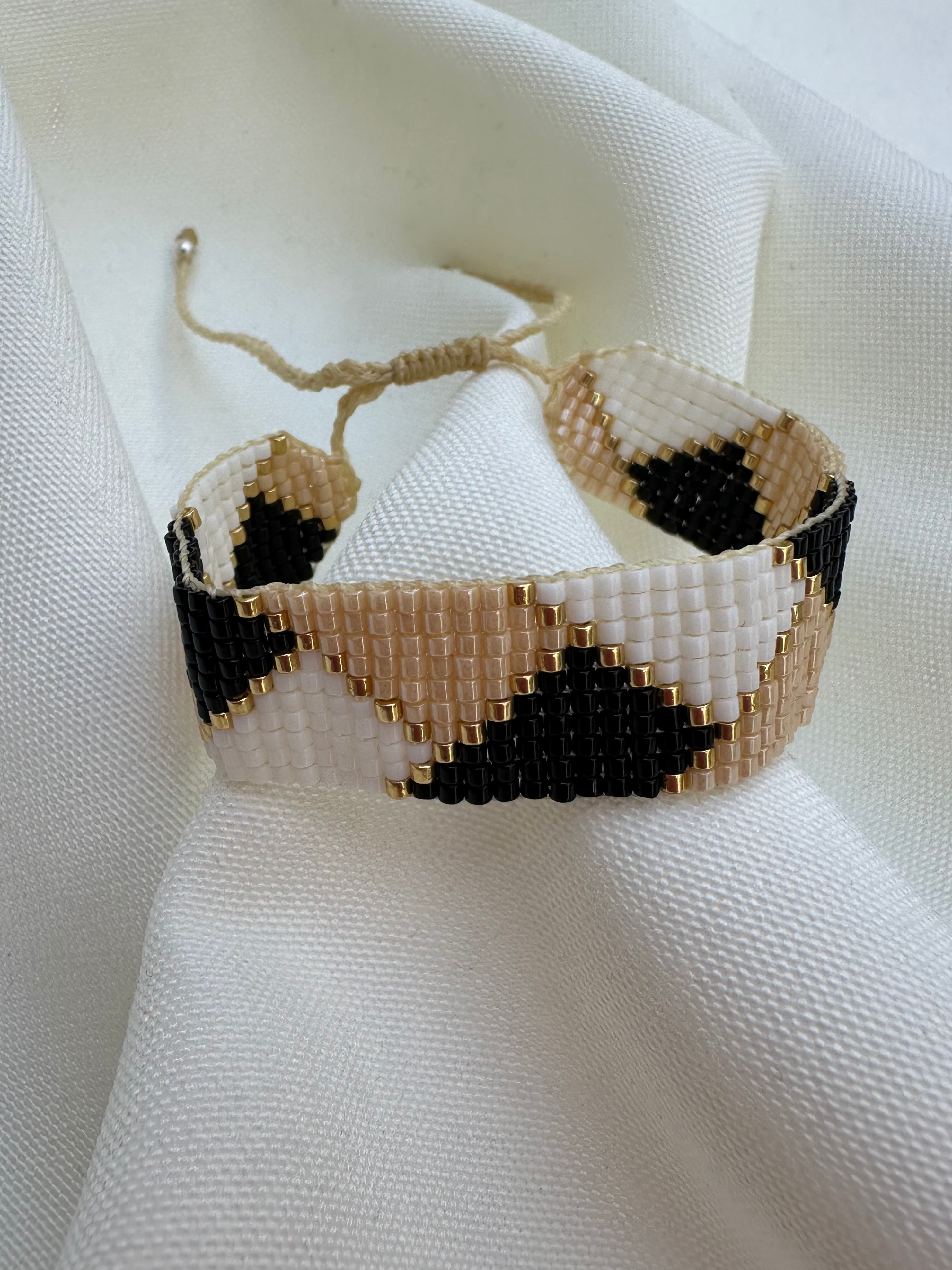 Brazalete Miyuki triangulos negro nude y blanco