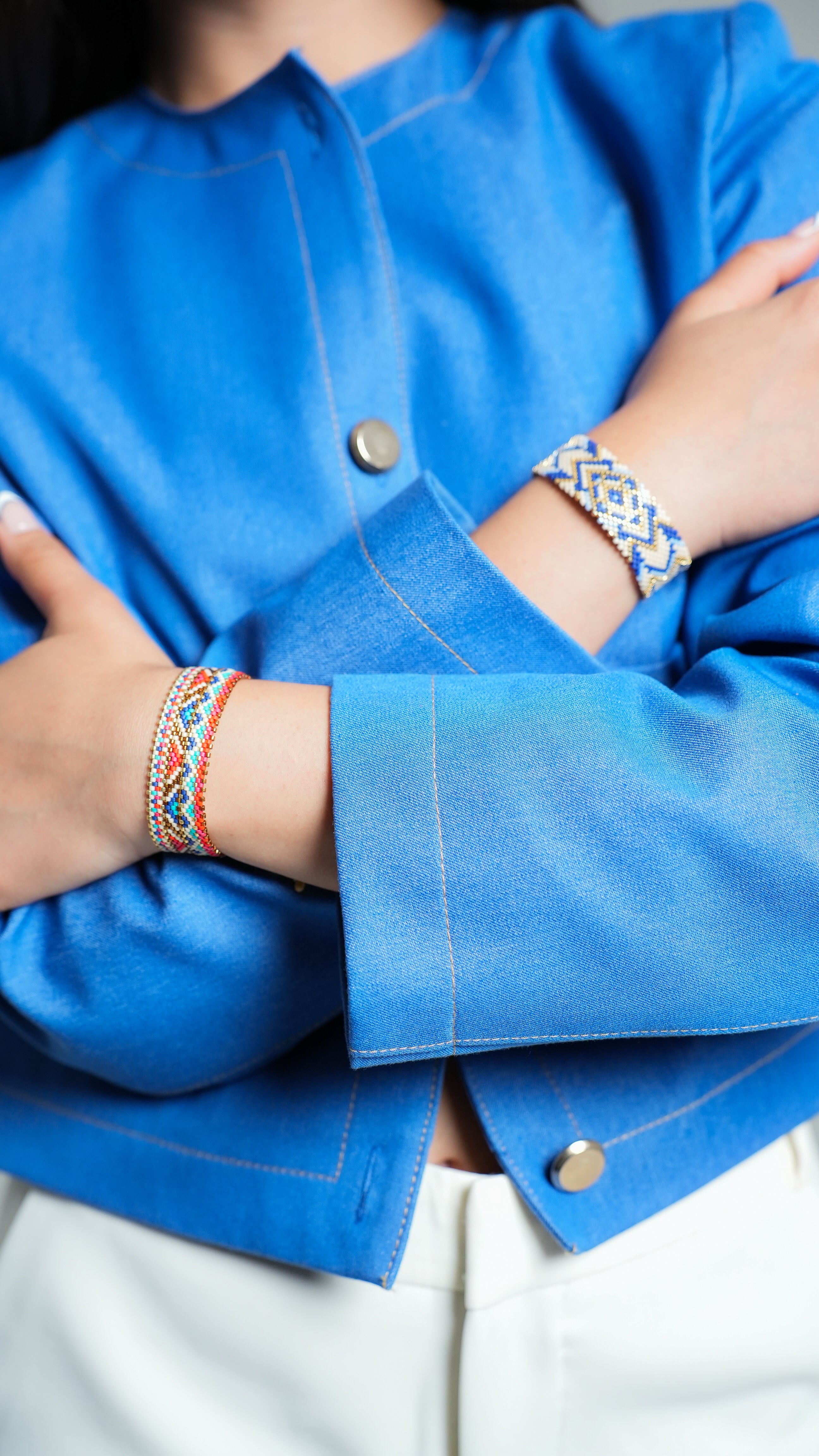 Pulsera Miyuki grande lineas doradas y grecas rojo azul