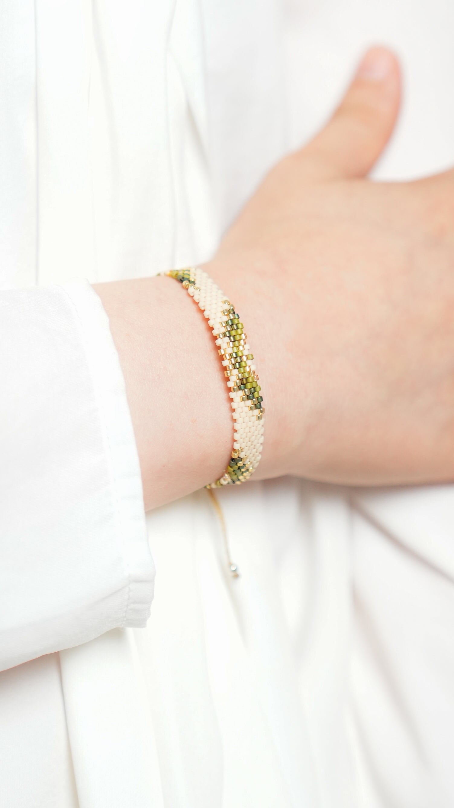 Pulsera Miyuki chica beige media luna verde