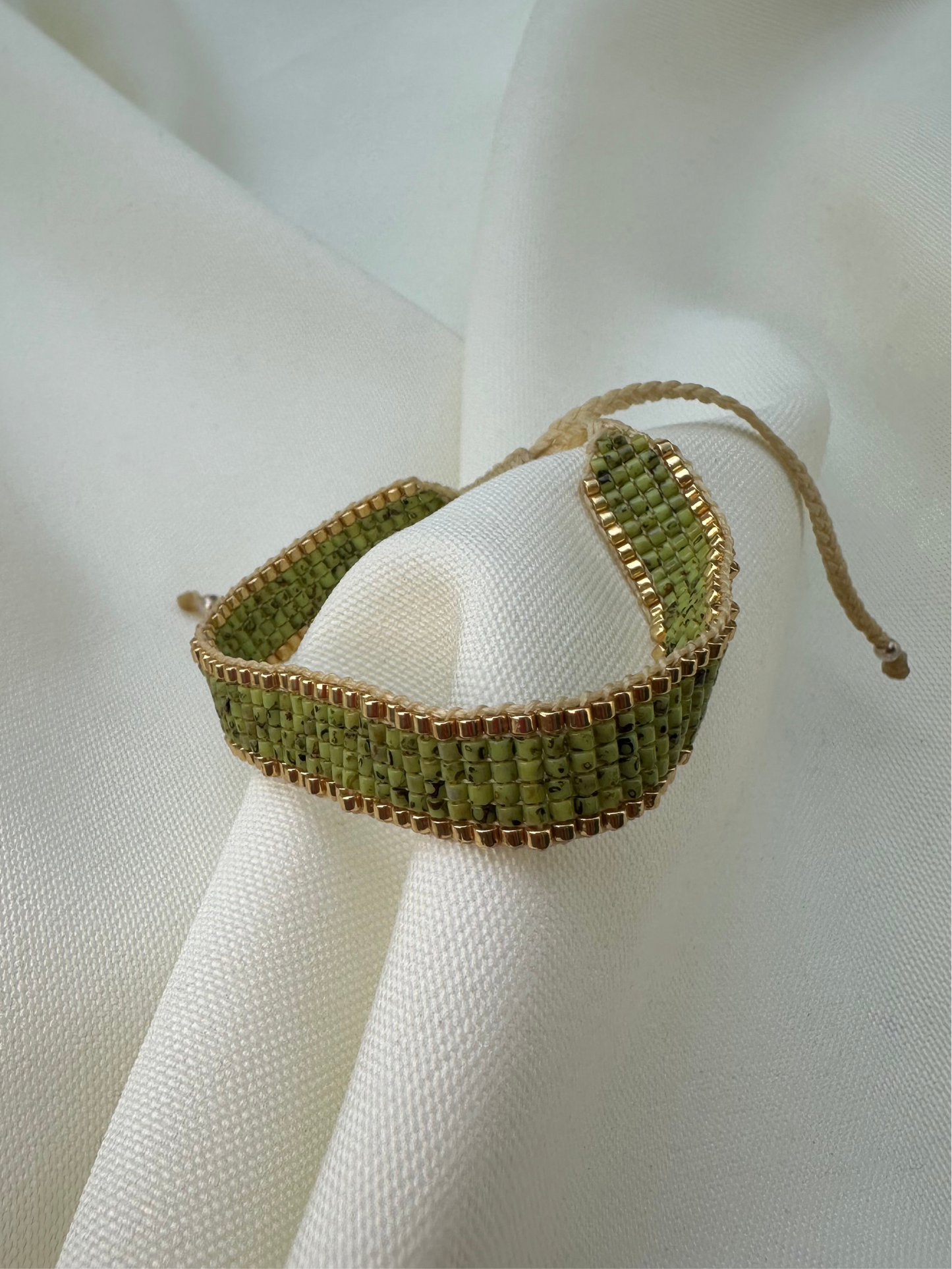 Pulsera Miyuki PICASSO verde linea dorada