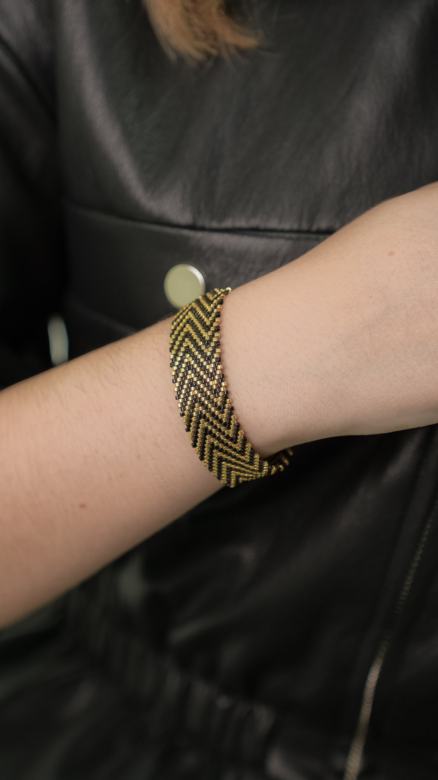 Pulsera Miyuki grande flechas negro dorado