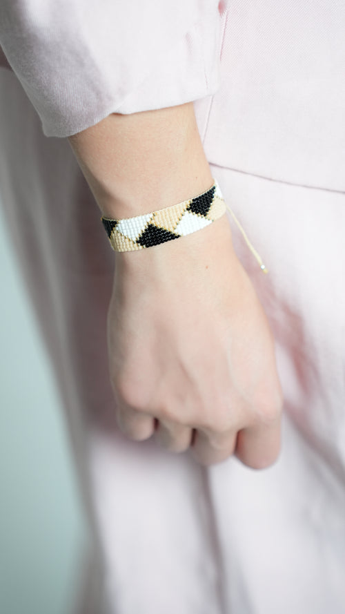 Brazalete Miyuki triangulos negro nude y blanco