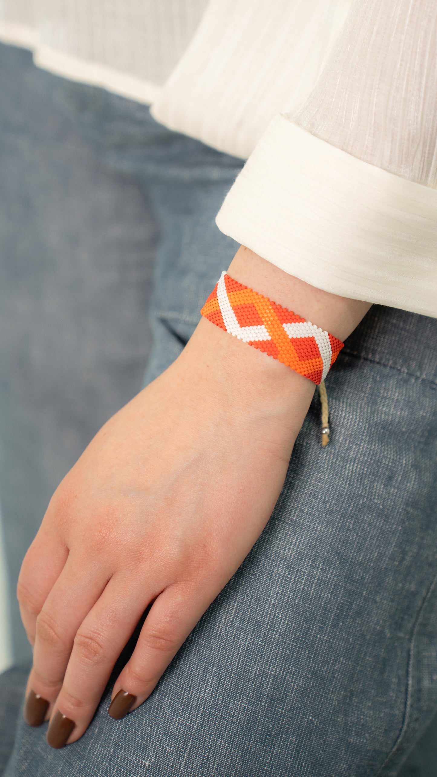 Pulsera Miyuki grande rojo lineas cruzadas, blanco y naranja