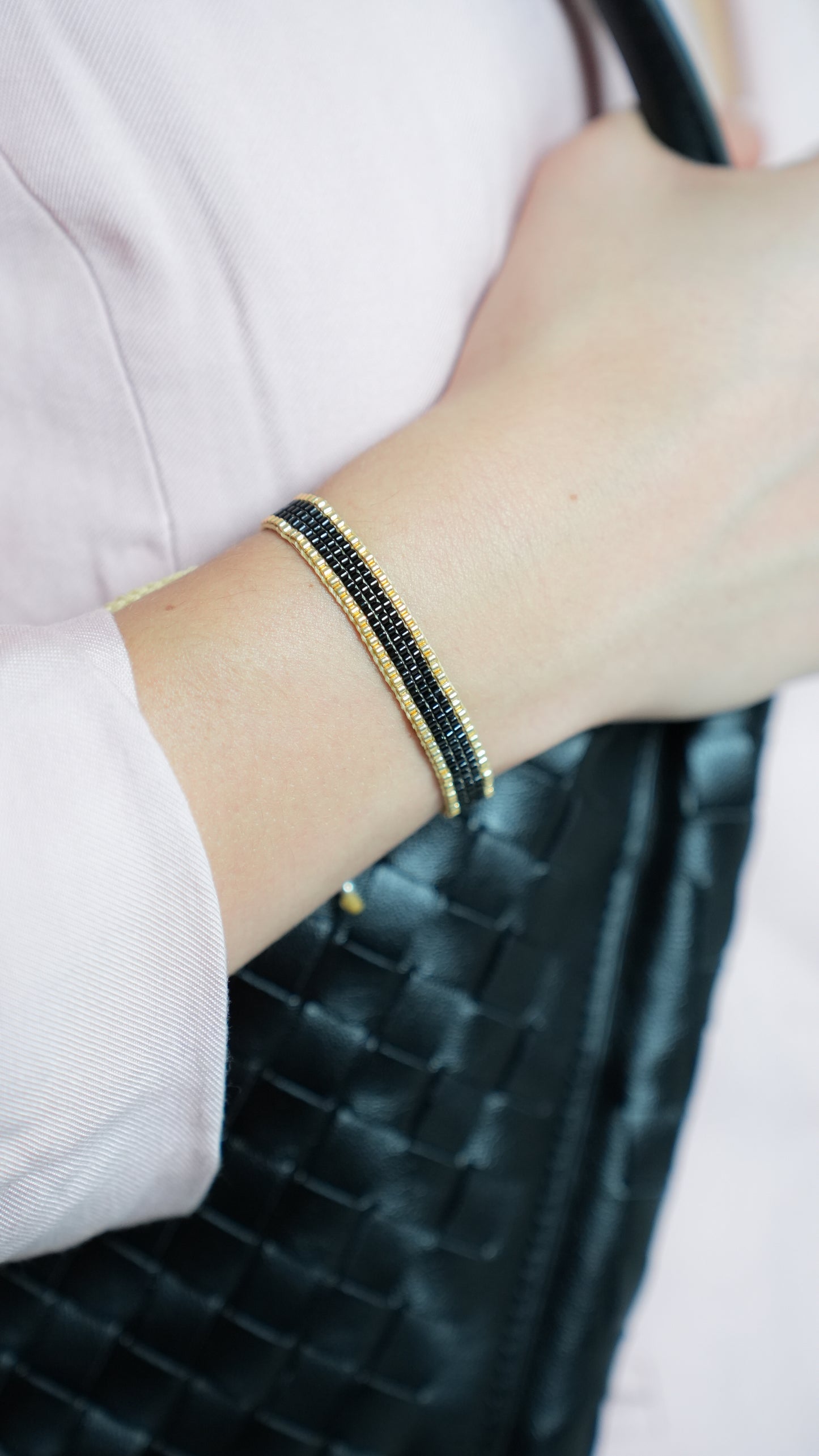 Pulsera Miyuki chica negro orilla dorado