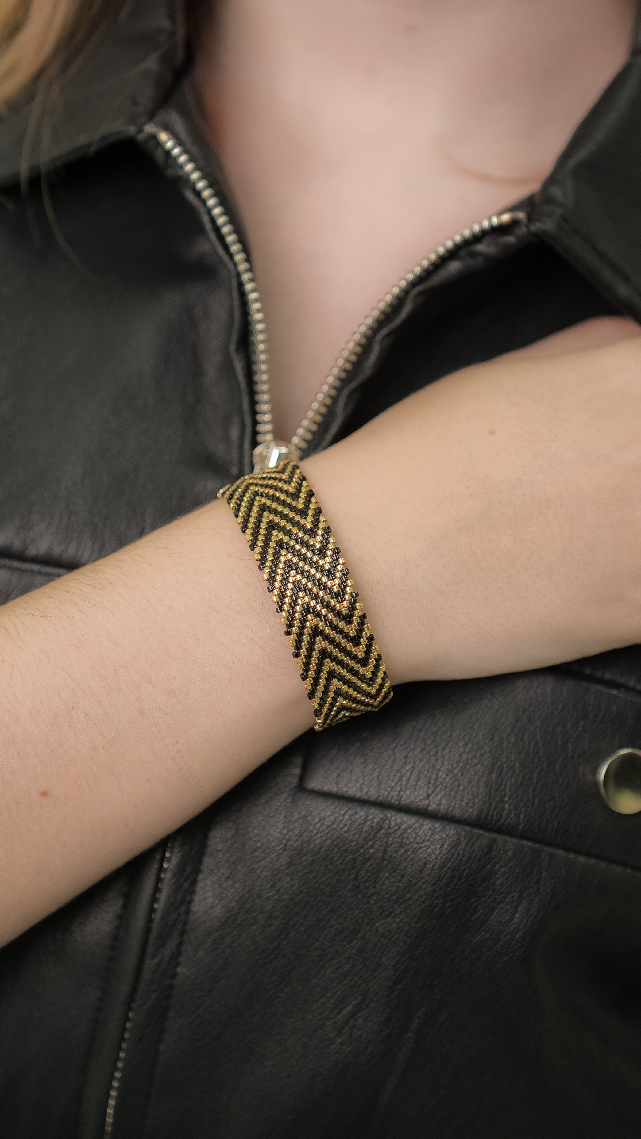 Pulsera Miyuki grande flechas negro dorado