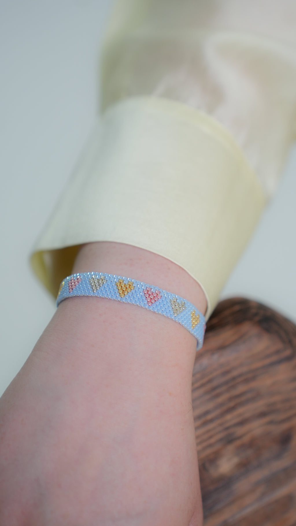 Pulsera Miyuki azul cielo corazones metálicos