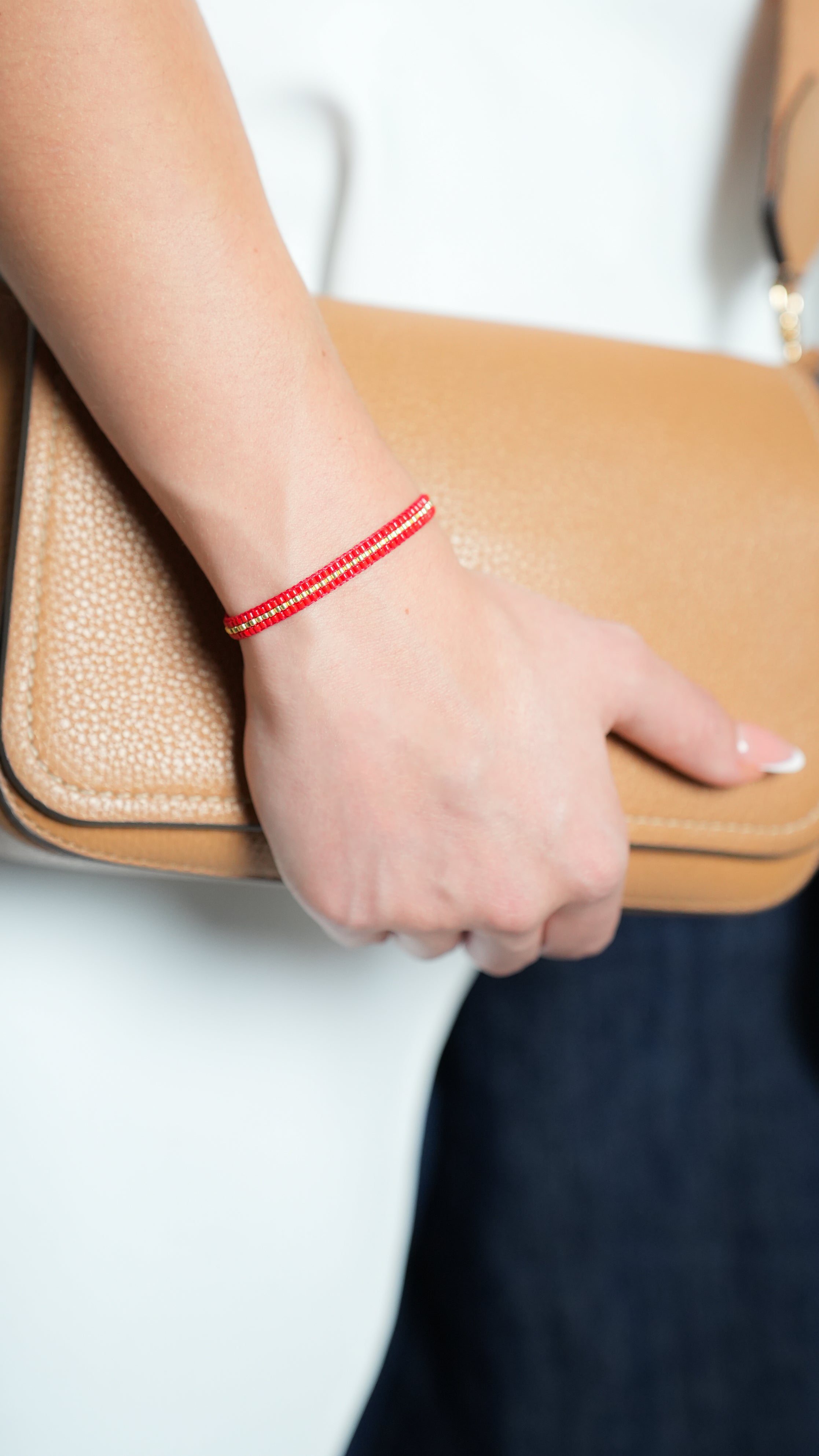 Pulsera MIYUKI 3 lineas rojo centro dorado