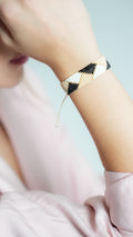 Brazalete Miyuki triangulos negro nude y blanco