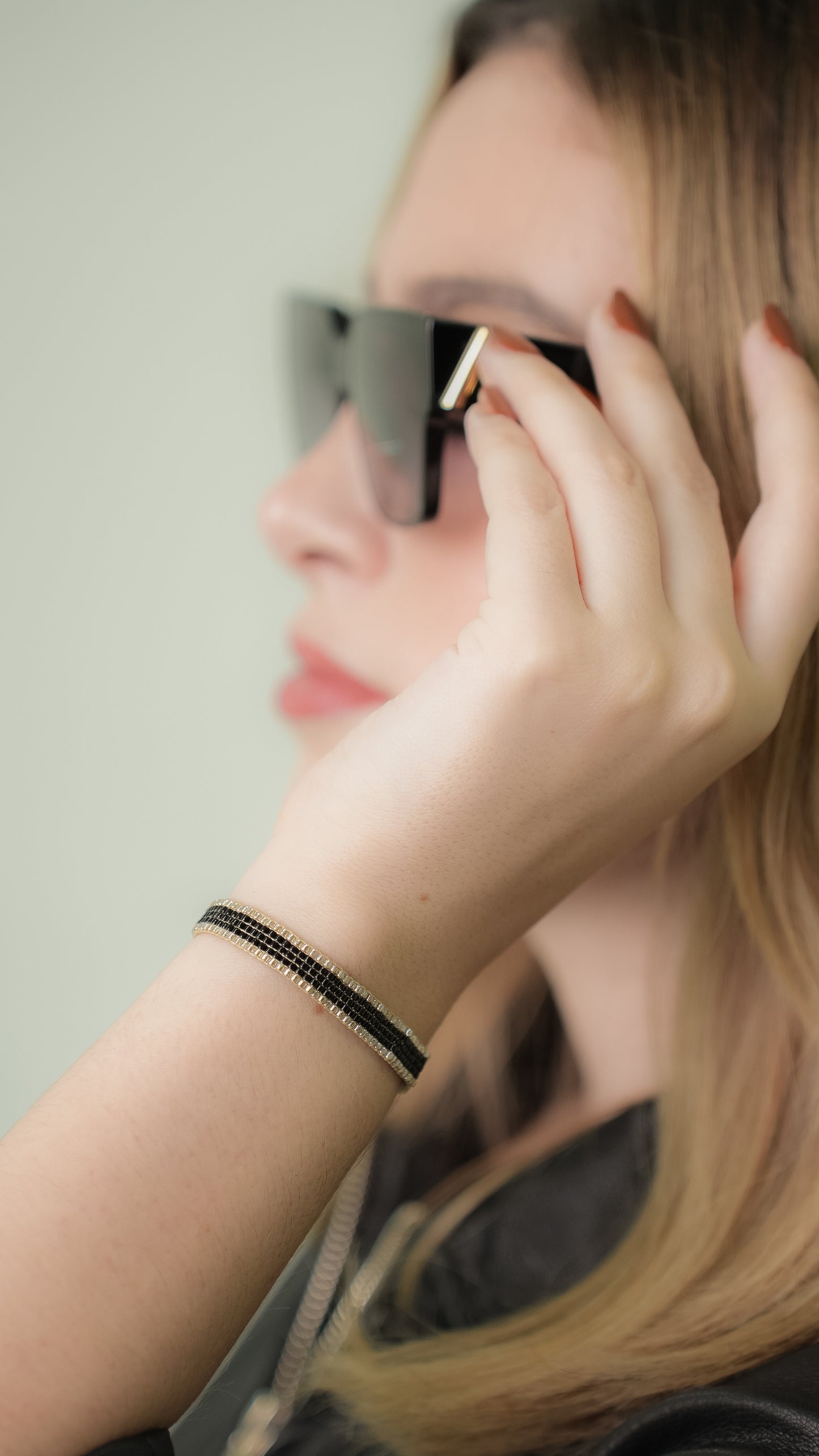 Pulsera MIYUKI chica negra orilla plata