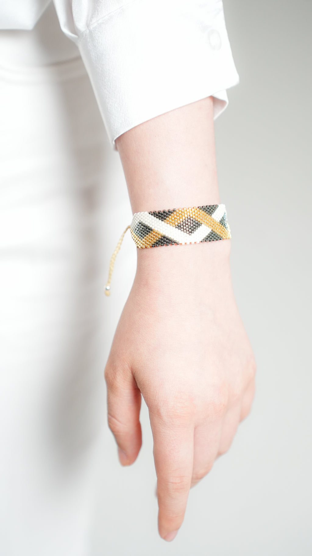 Pulsera Miyuki grande oxford lineas cruzadas blanco y dorado