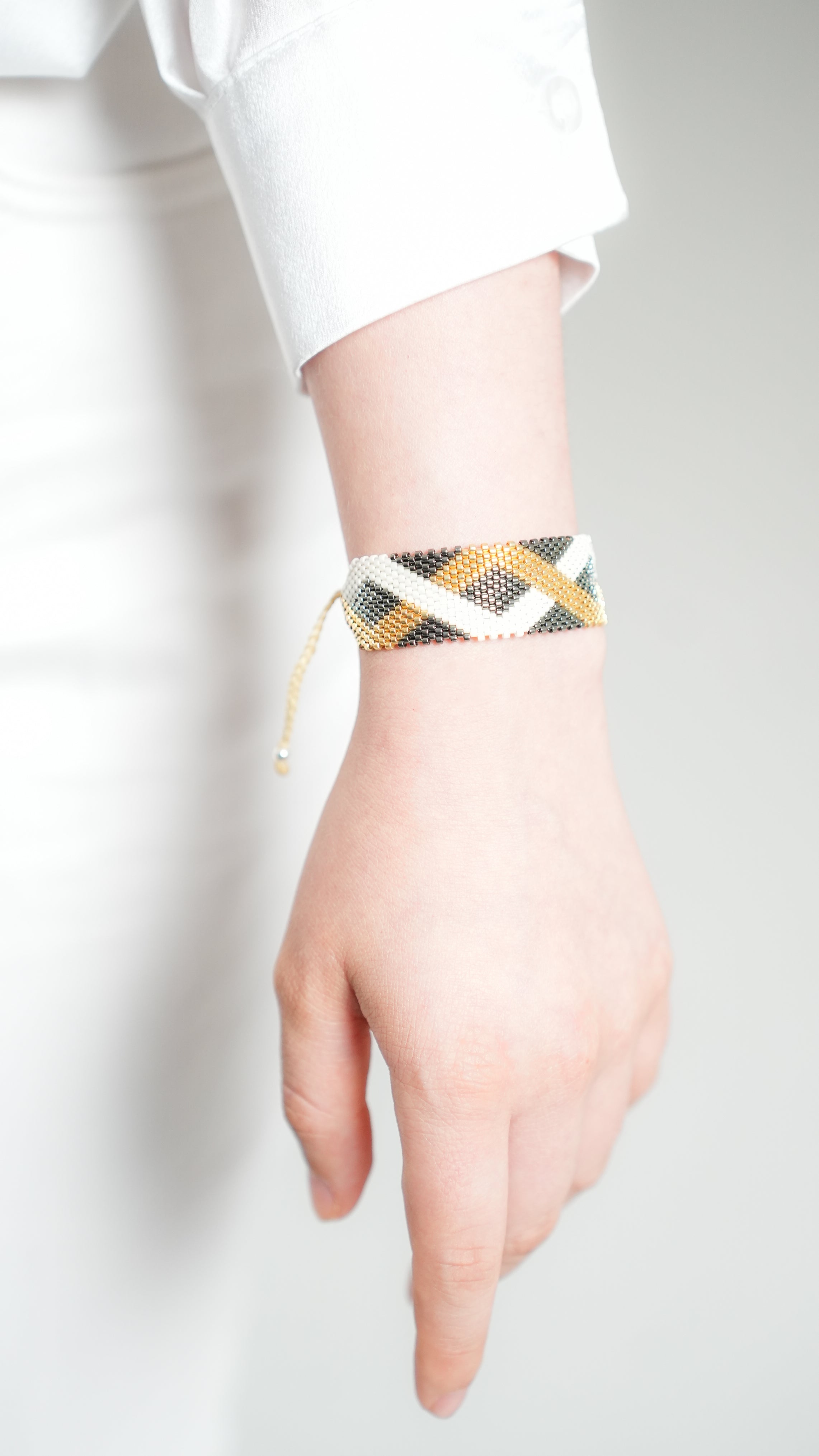 Pulsera Miyuki grande oxford lineas cruzadas blanco y dorado