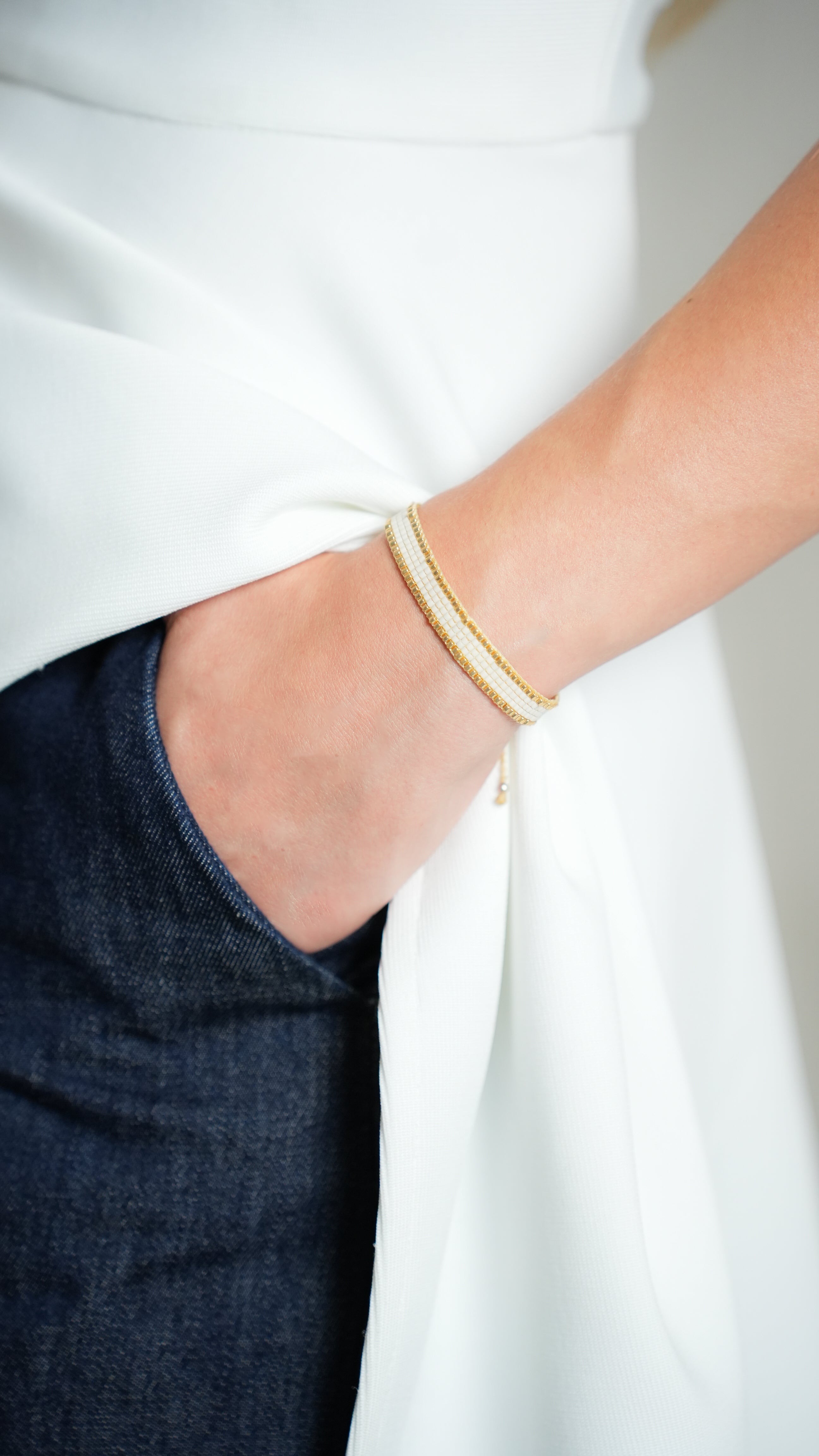 Pulsera Miyuki chica blanco orilla dorado