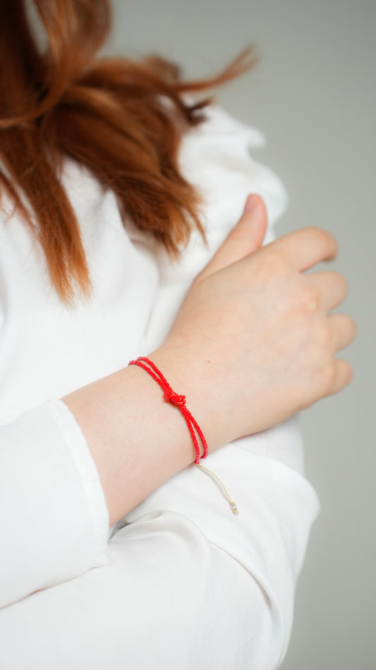 Pulsera ajustable nudo roja