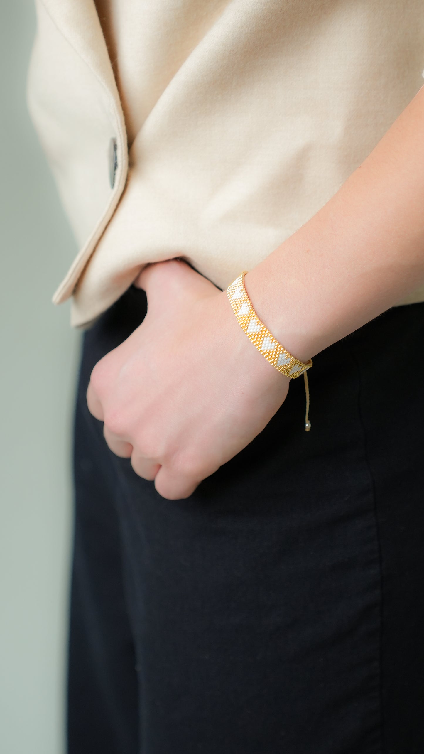 Pulsera Miyuki dorada corazones blancos