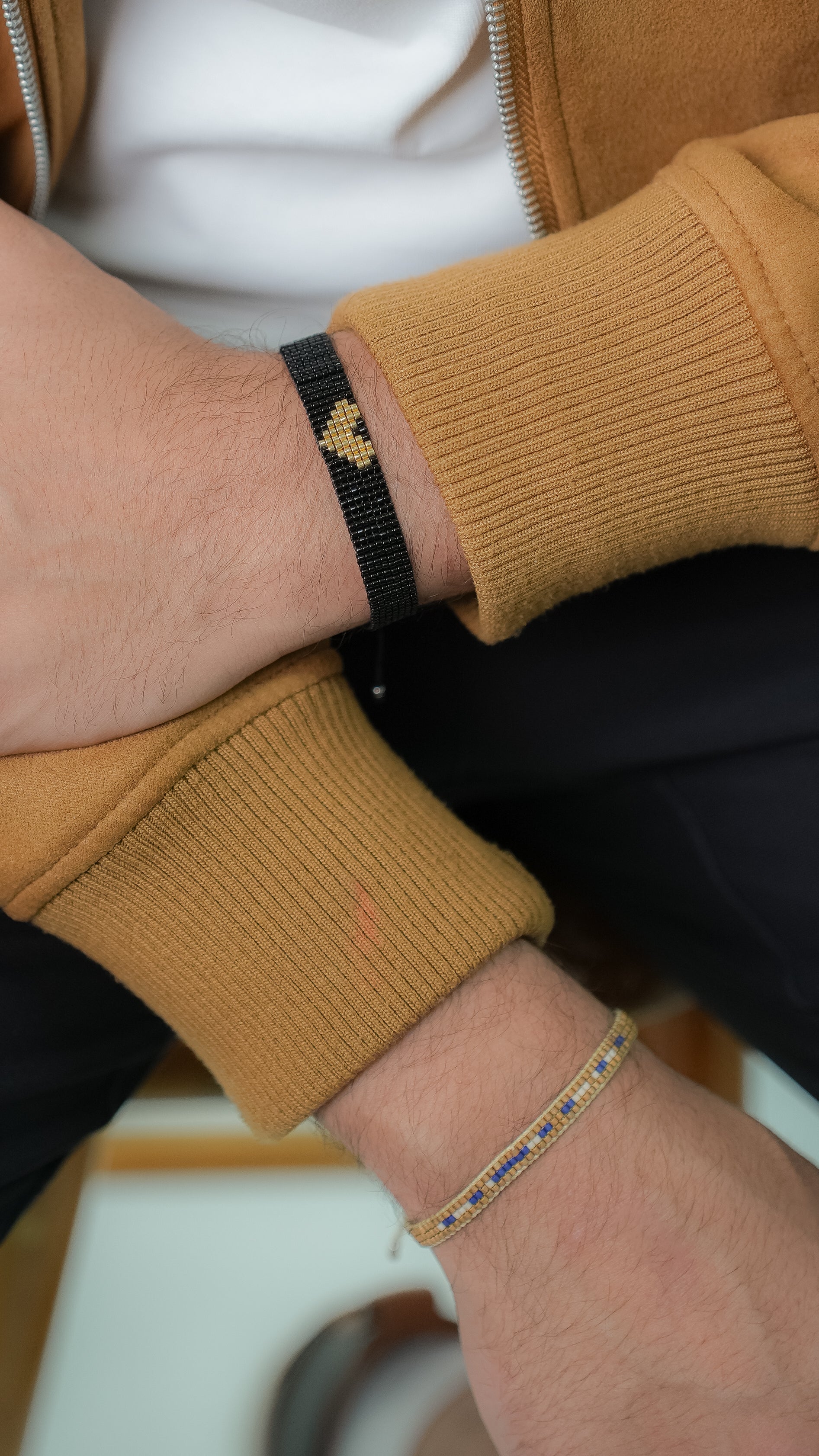 Brazalete Miyuki negro CORAZÓN dorado