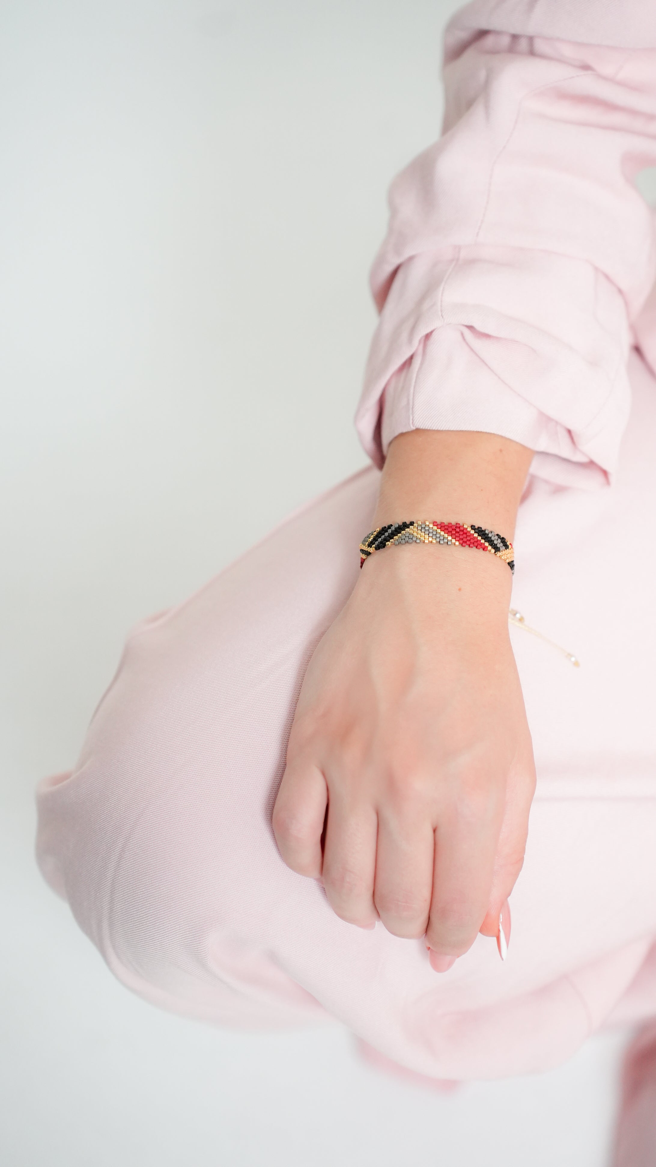 Pulsera Miyuki chica  tinto gris negro oro