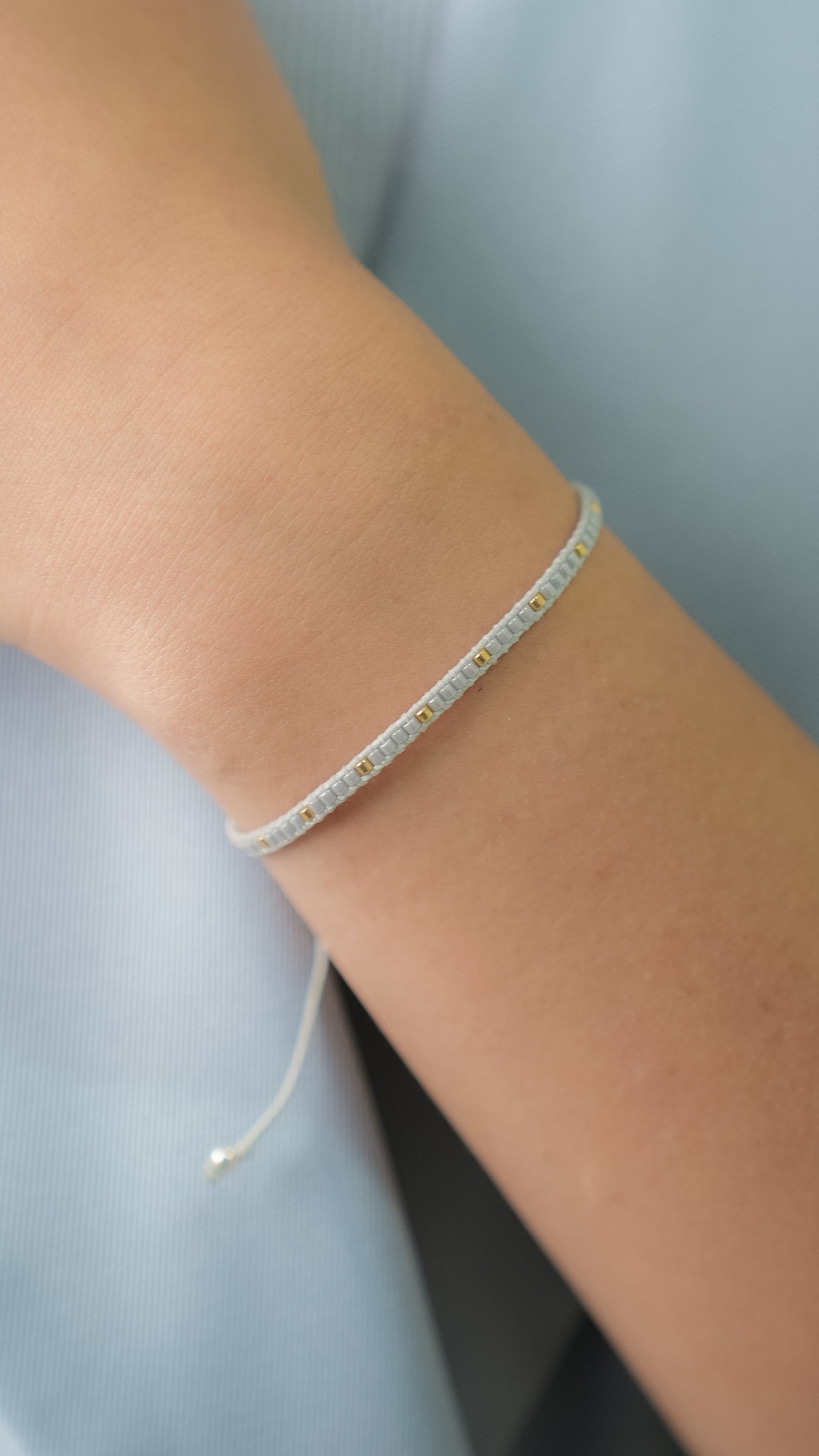 Pulsera Miyuki LINEA SENCILLA gris azulado oro