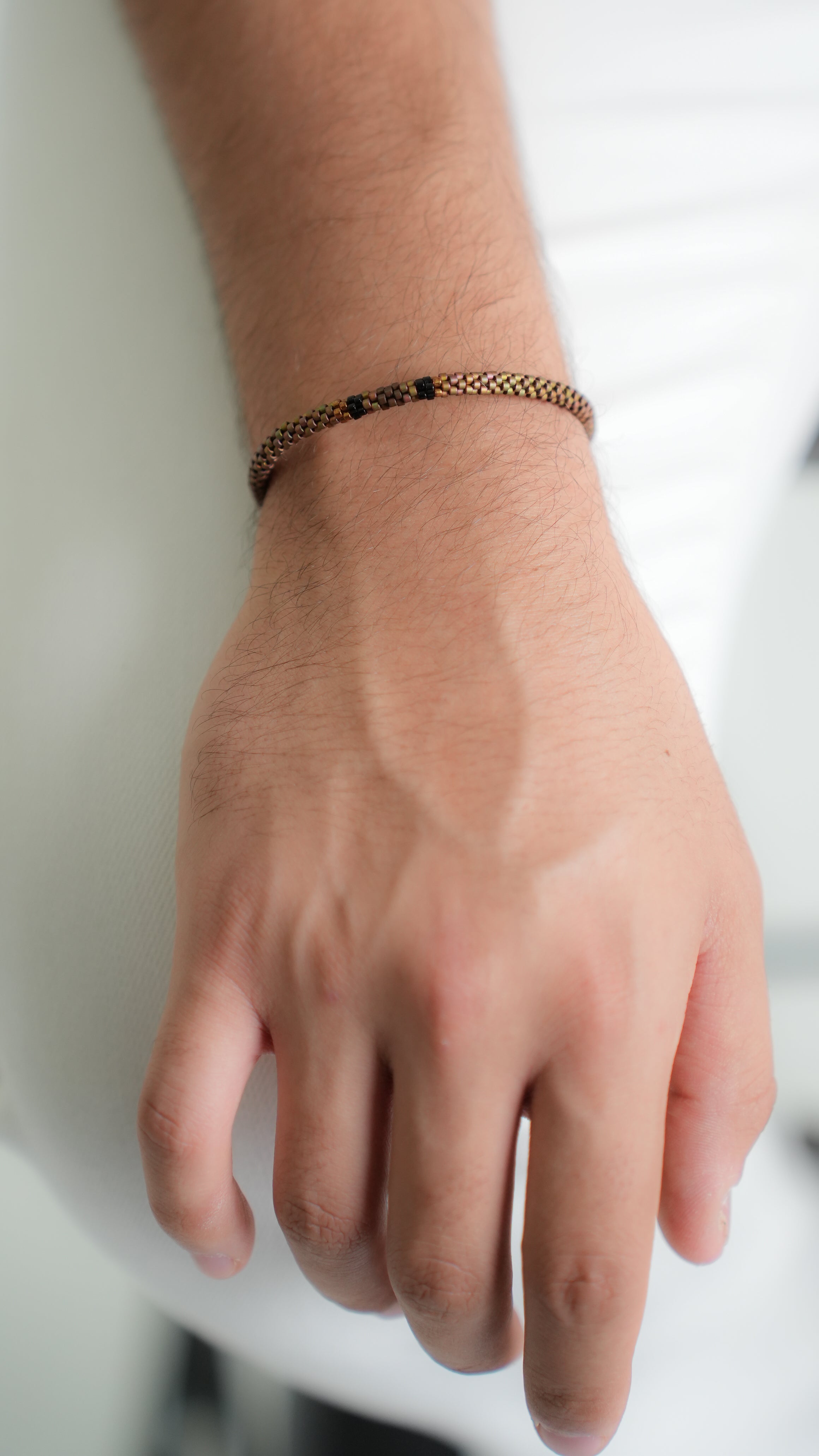 Pulsera Miyuki Caballero redonda cafe centro negro ocre