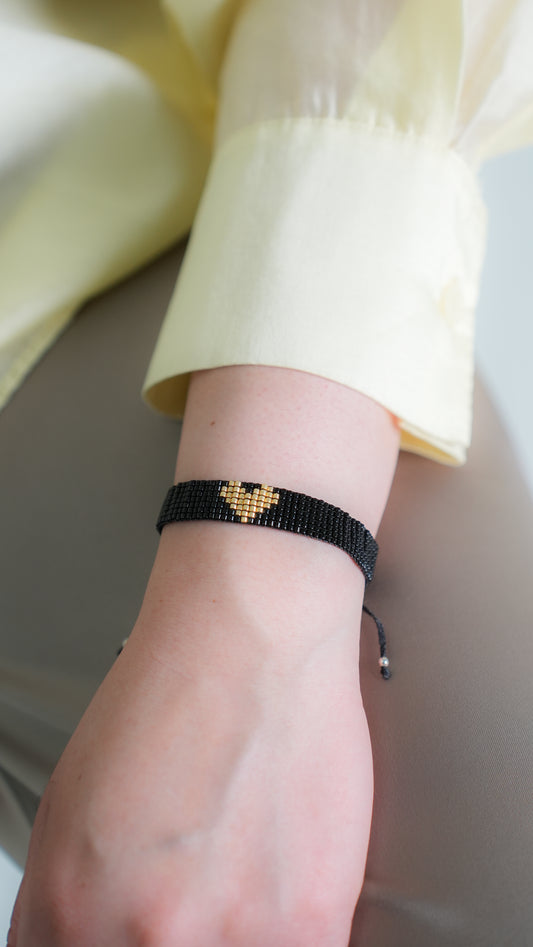 Brazalete Miyuki negro CORAZÓN dorado