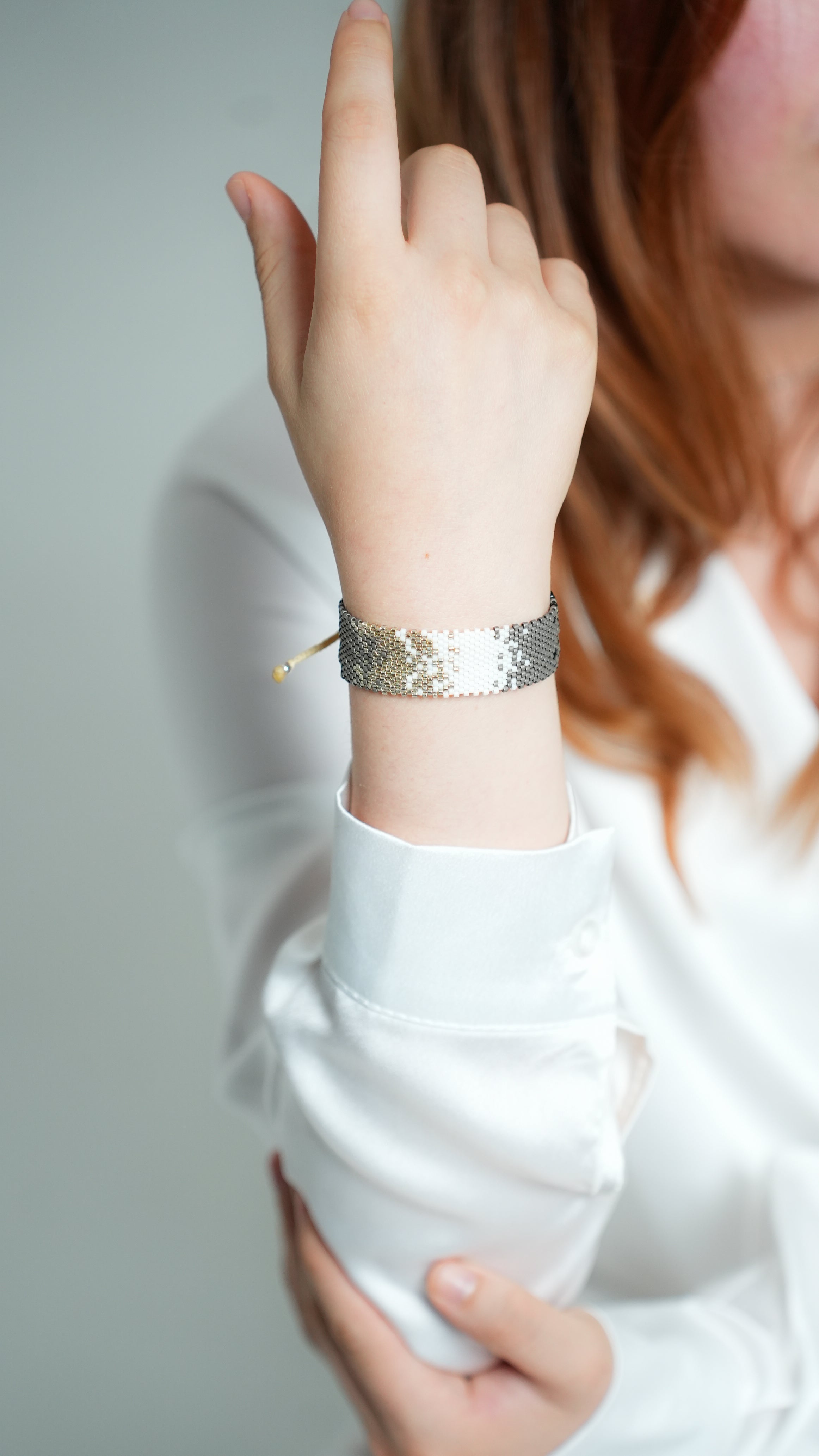 Pulsera Miyuki grande gris mate negro plata blanco