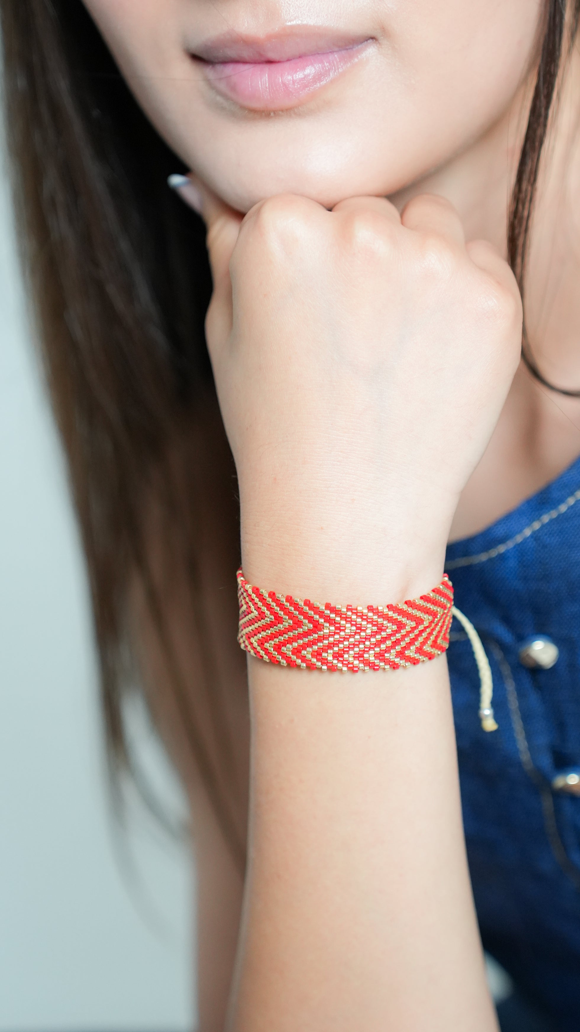 Pulsera Miyuki grande flechas rojo dorado