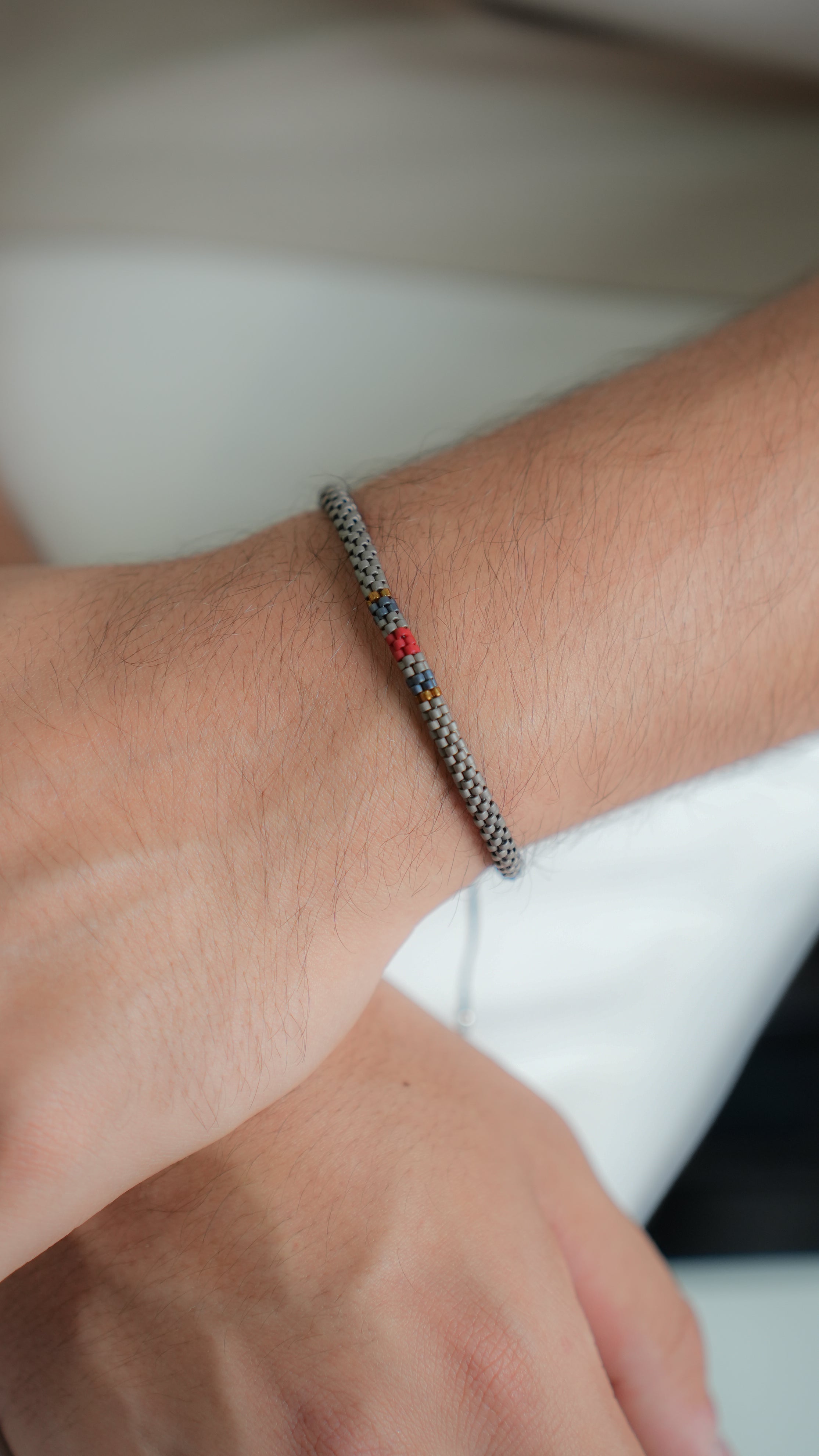 Pulsera Miyuki Caballero redonda gris centro tinto marino ocre