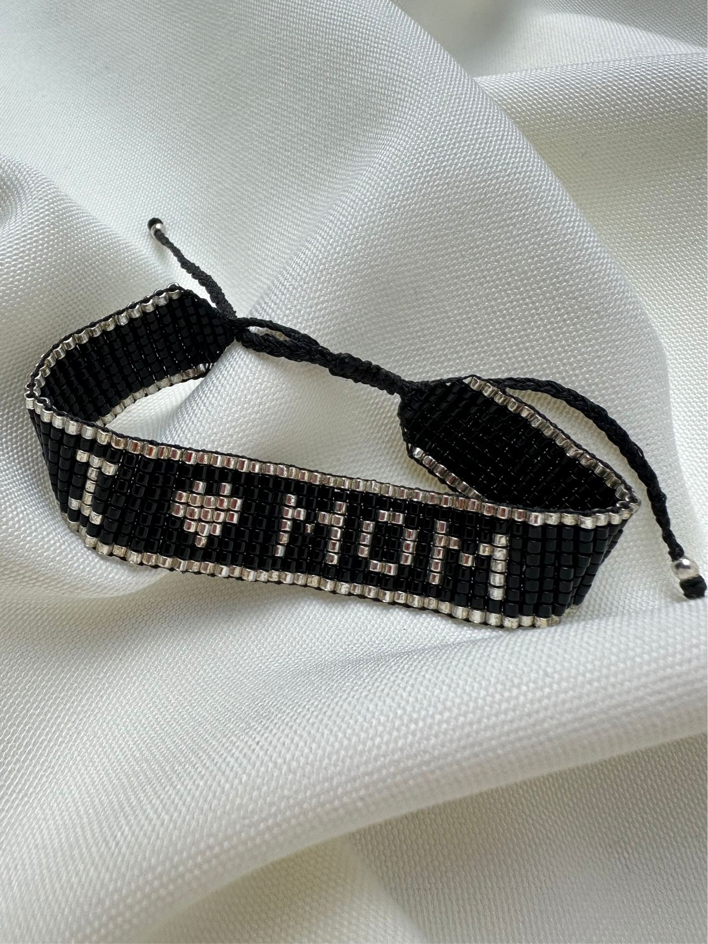 Brazalete I LOVE MOM negra con plateado