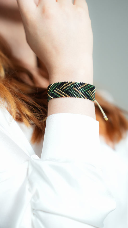 Pulsera Miyuki Grande flecha cruzada verde oro negro