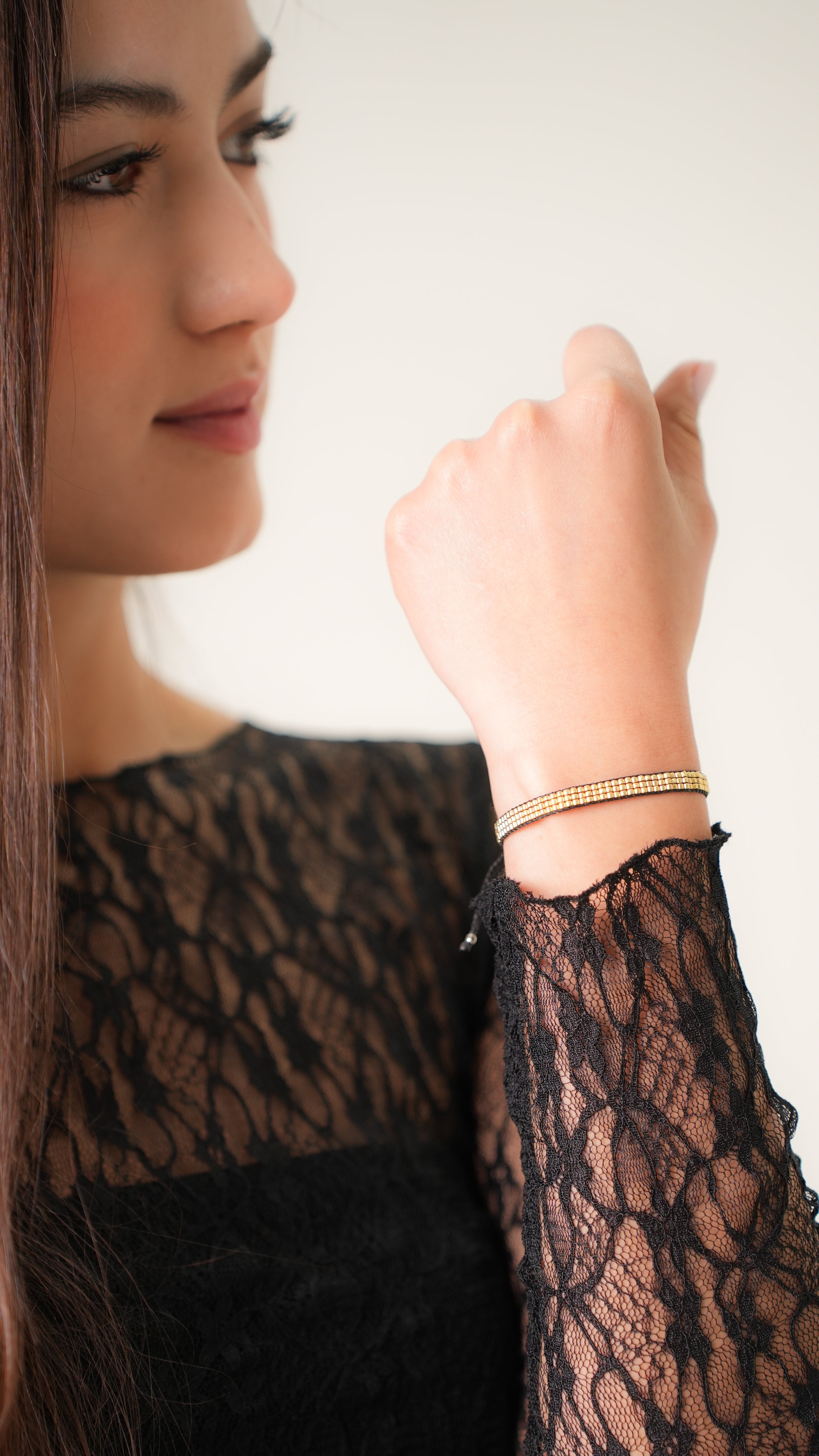 Pulsera MIYUKI 3 lineas dorado hilo negro