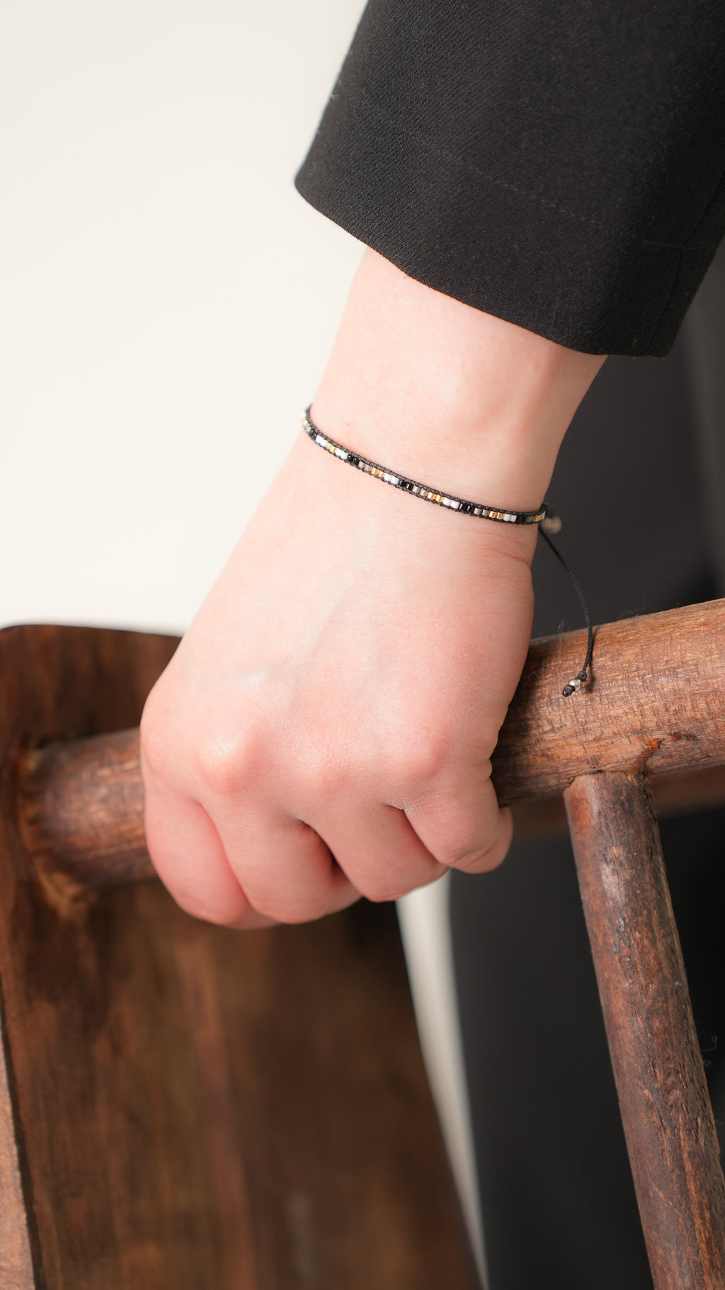 Pulsera Miyuki linea sencilla Negro blanco oxford oro