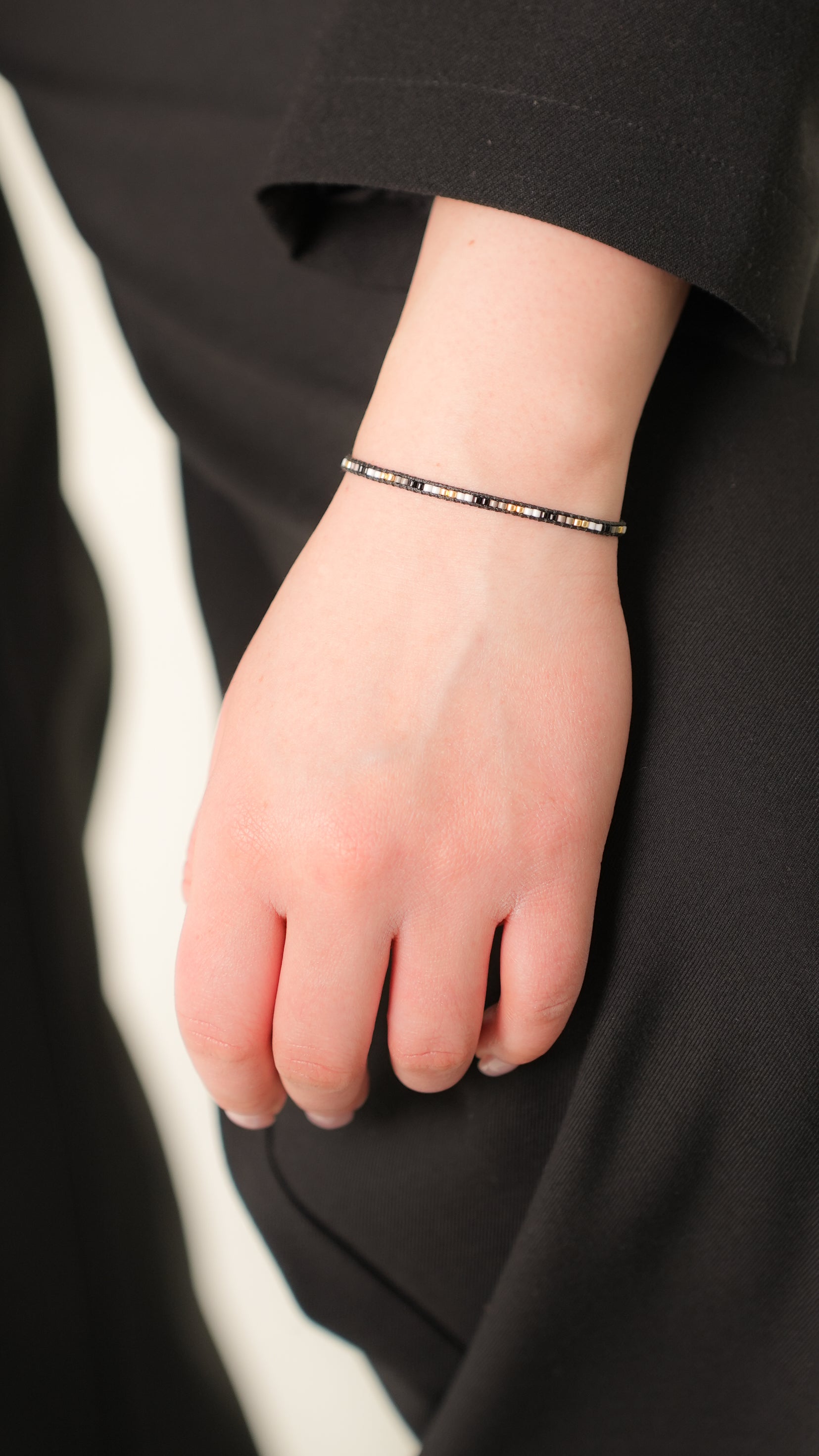 Pulsera Miyuki linea sencilla Negro blanco oxford oro