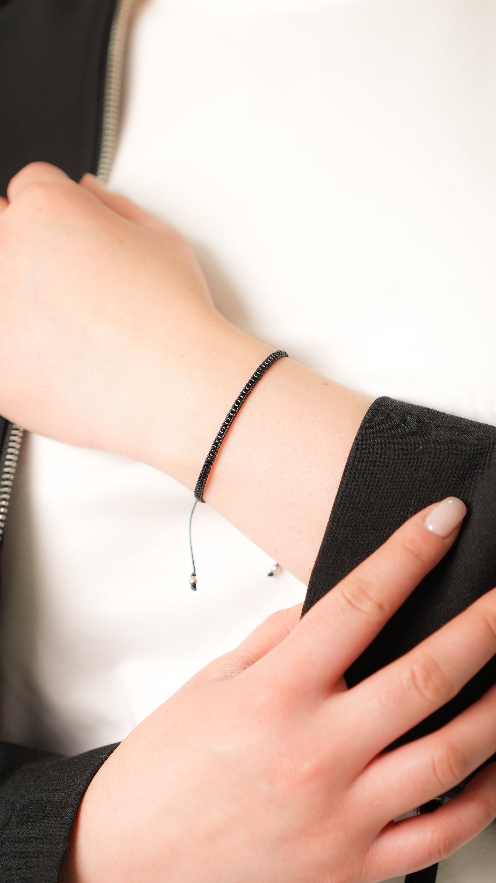 Pulsera Miyuki linea sencilla negro