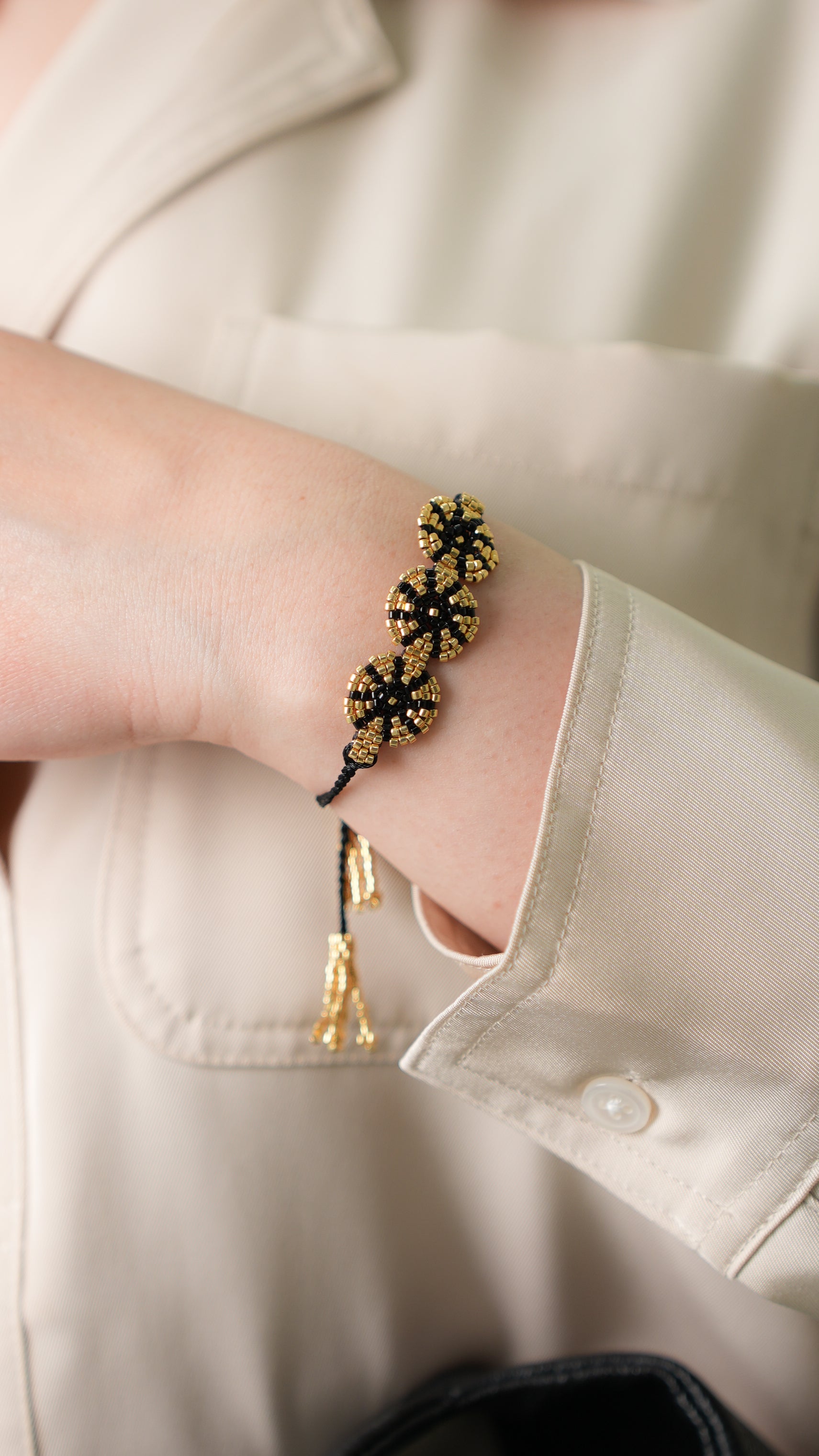 Pulsera miyuki círculos negro oro