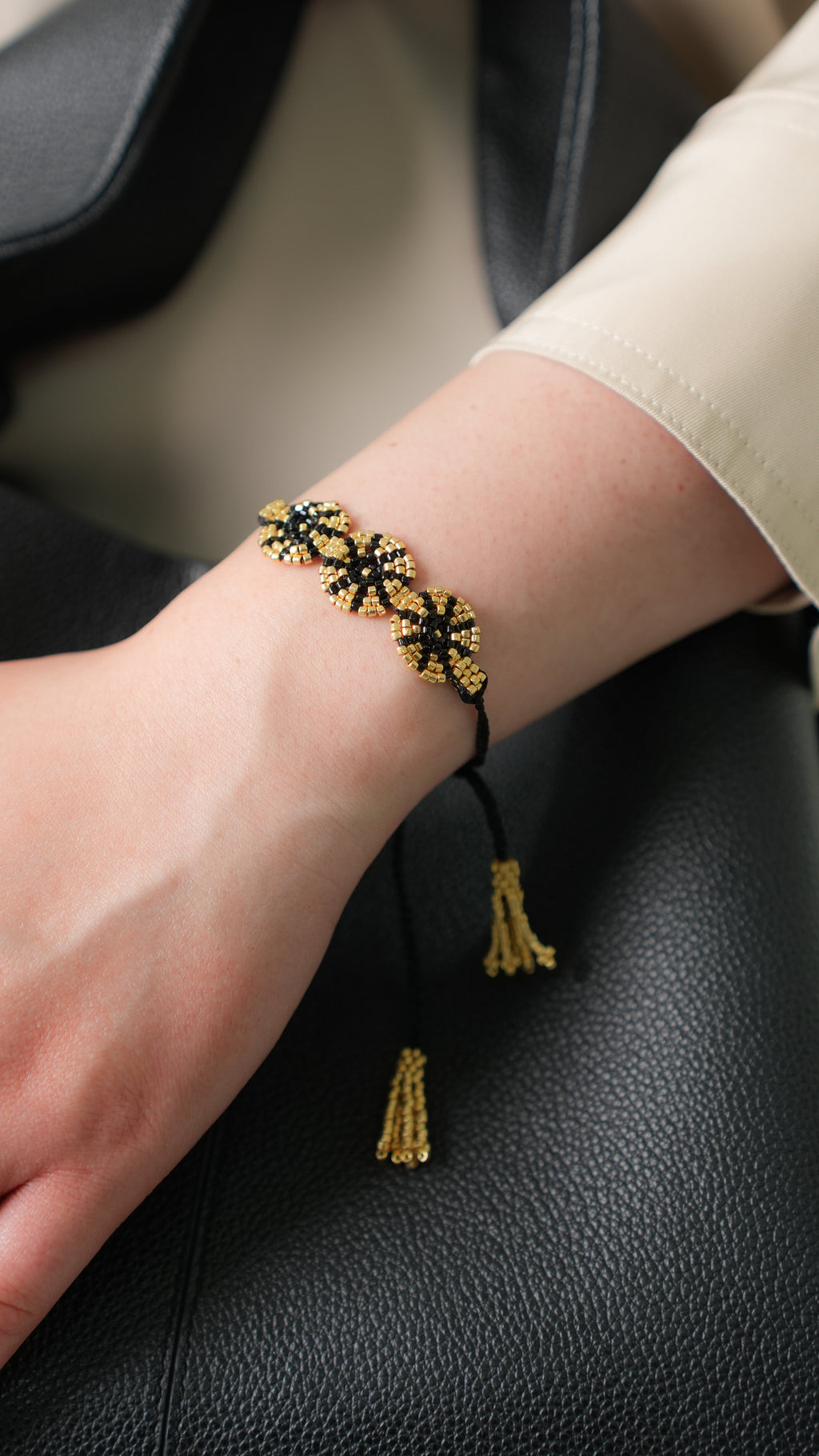 Pulsera miyuki círculos negro oro