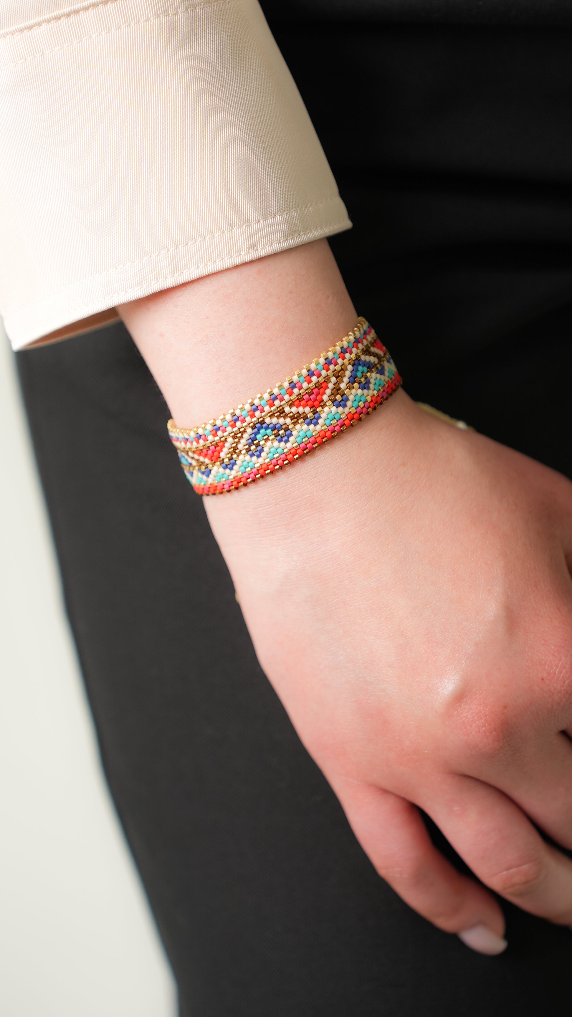 Pulsera Miyuki grande lineas doradas y grecas rojo azul