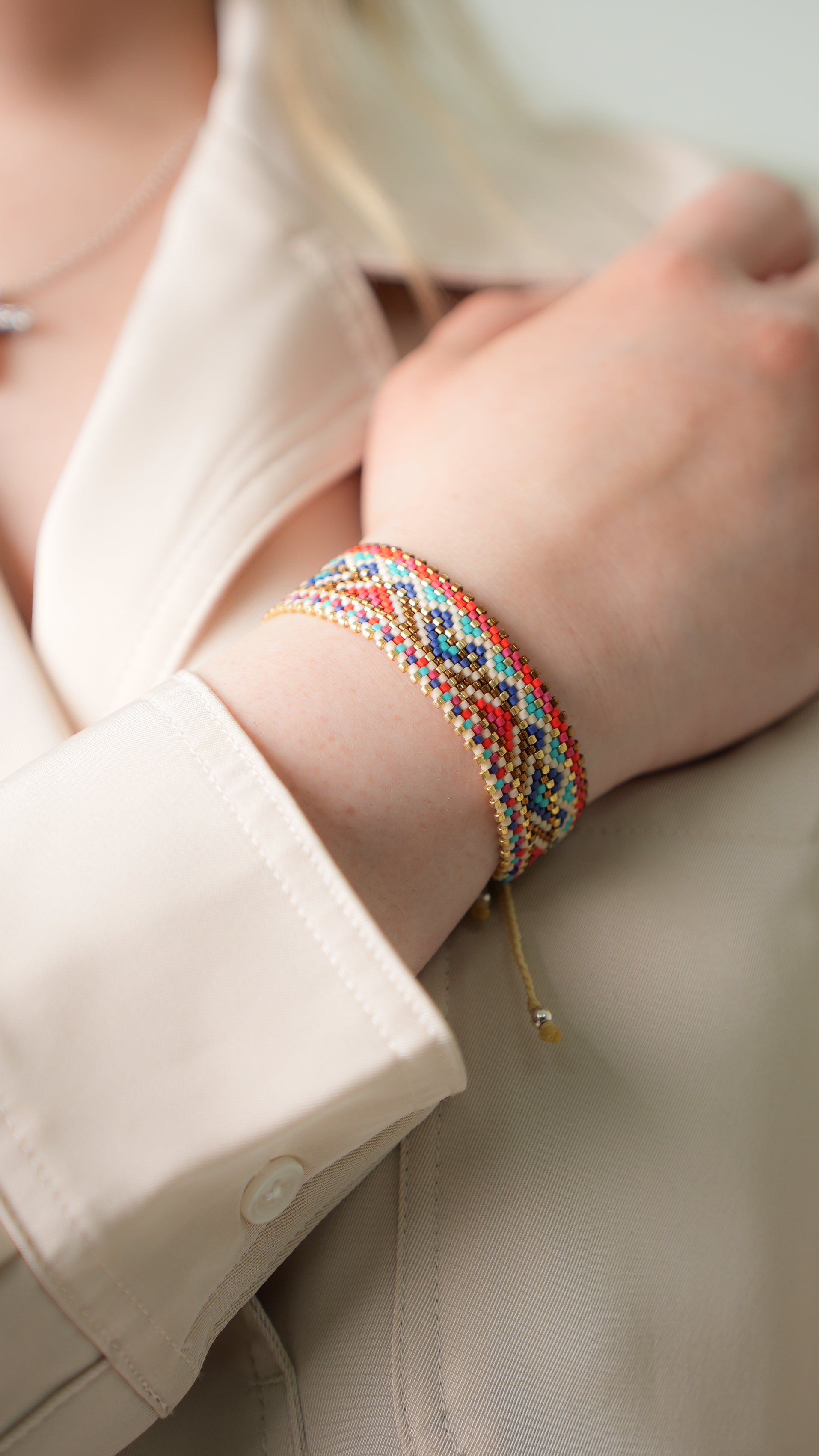 Pulsera Miyuki grande lineas doradas y grecas rojo azul