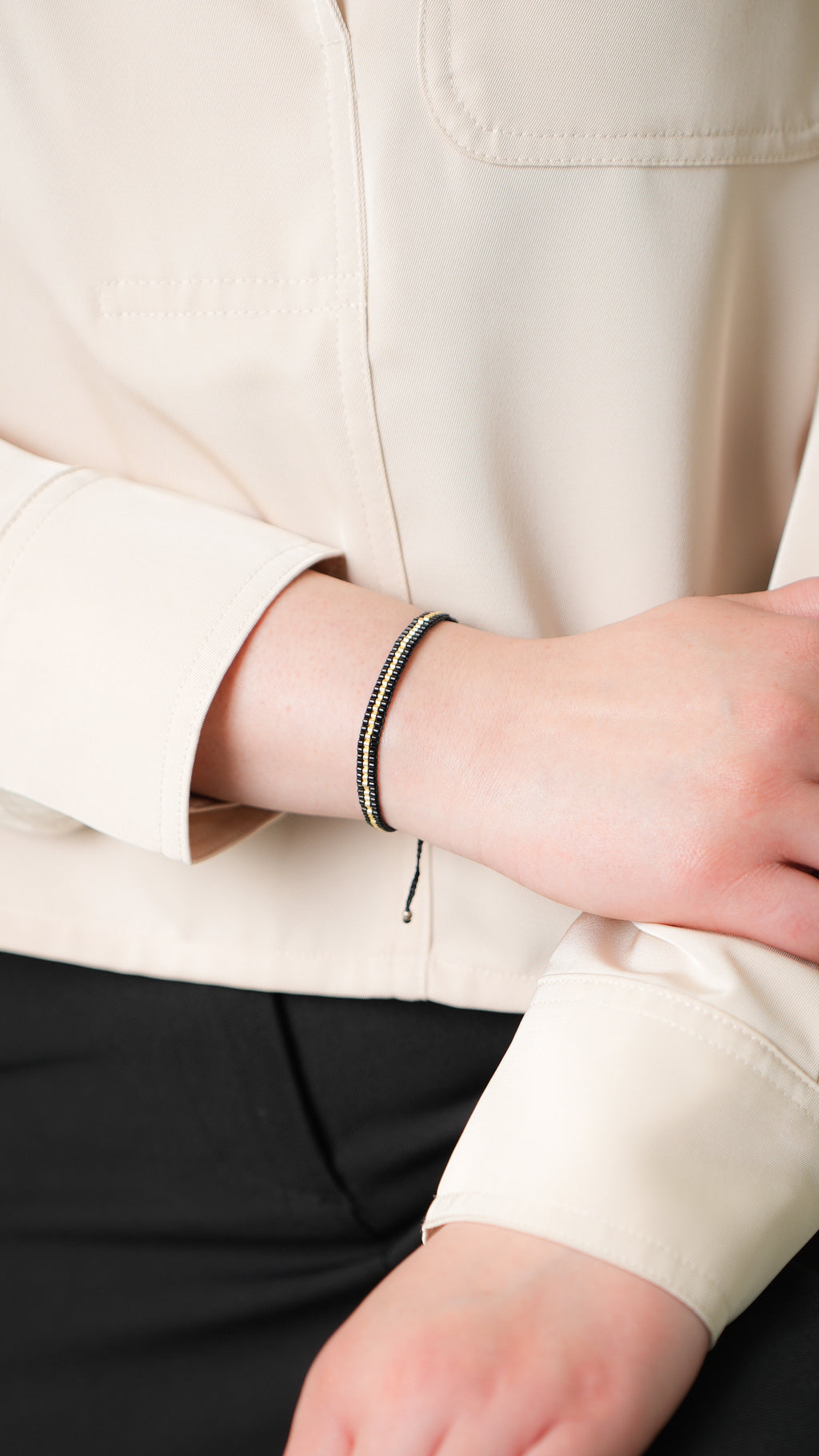 Pulsera MIYUKI 3 lineas negro centro dorado