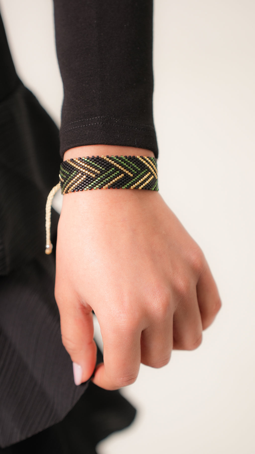 Pulsera Miyuki Grande flecha cruzada verde oro negro