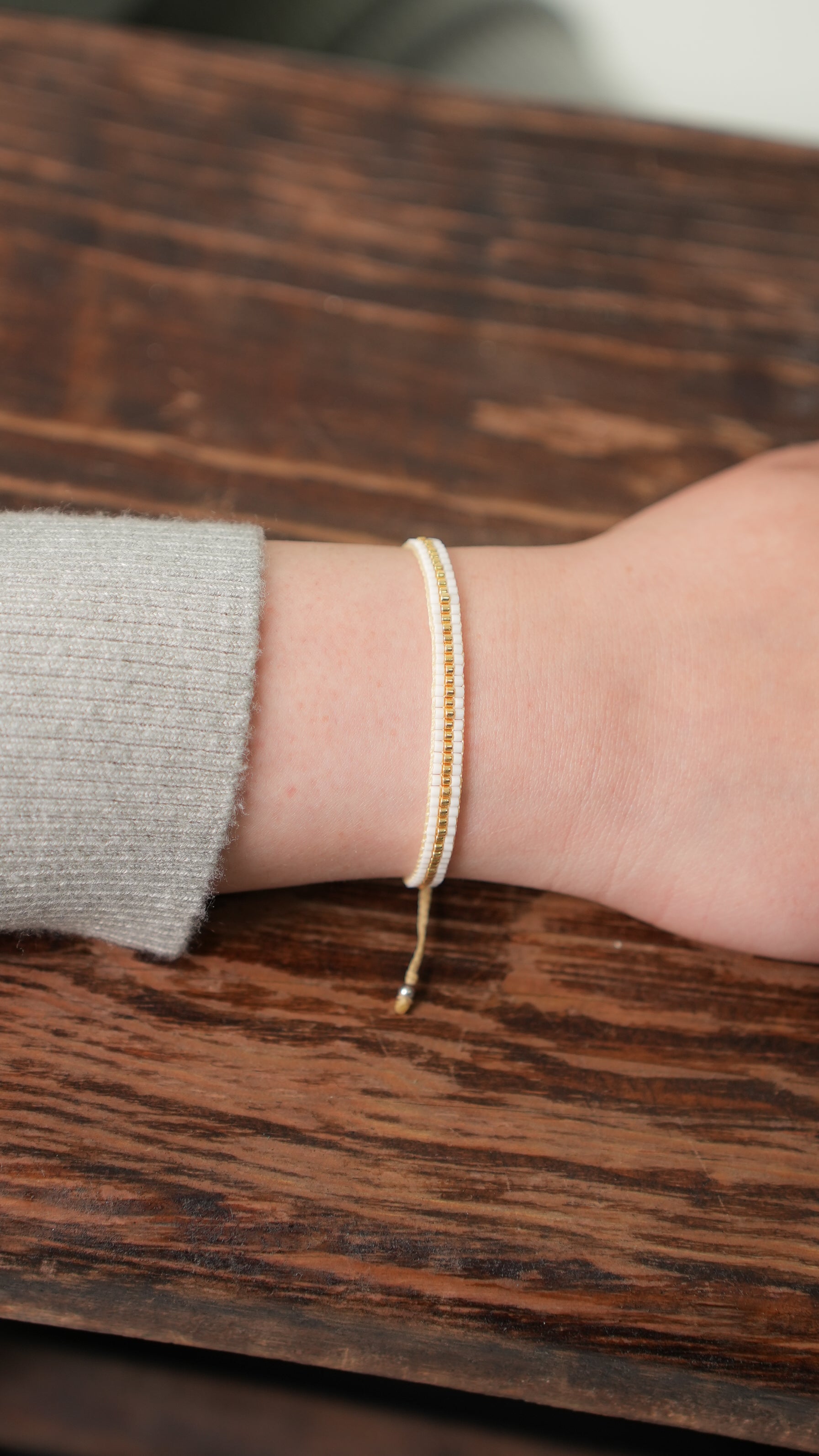 Pulsera Miyuki 3 lineas blanco centro dorado