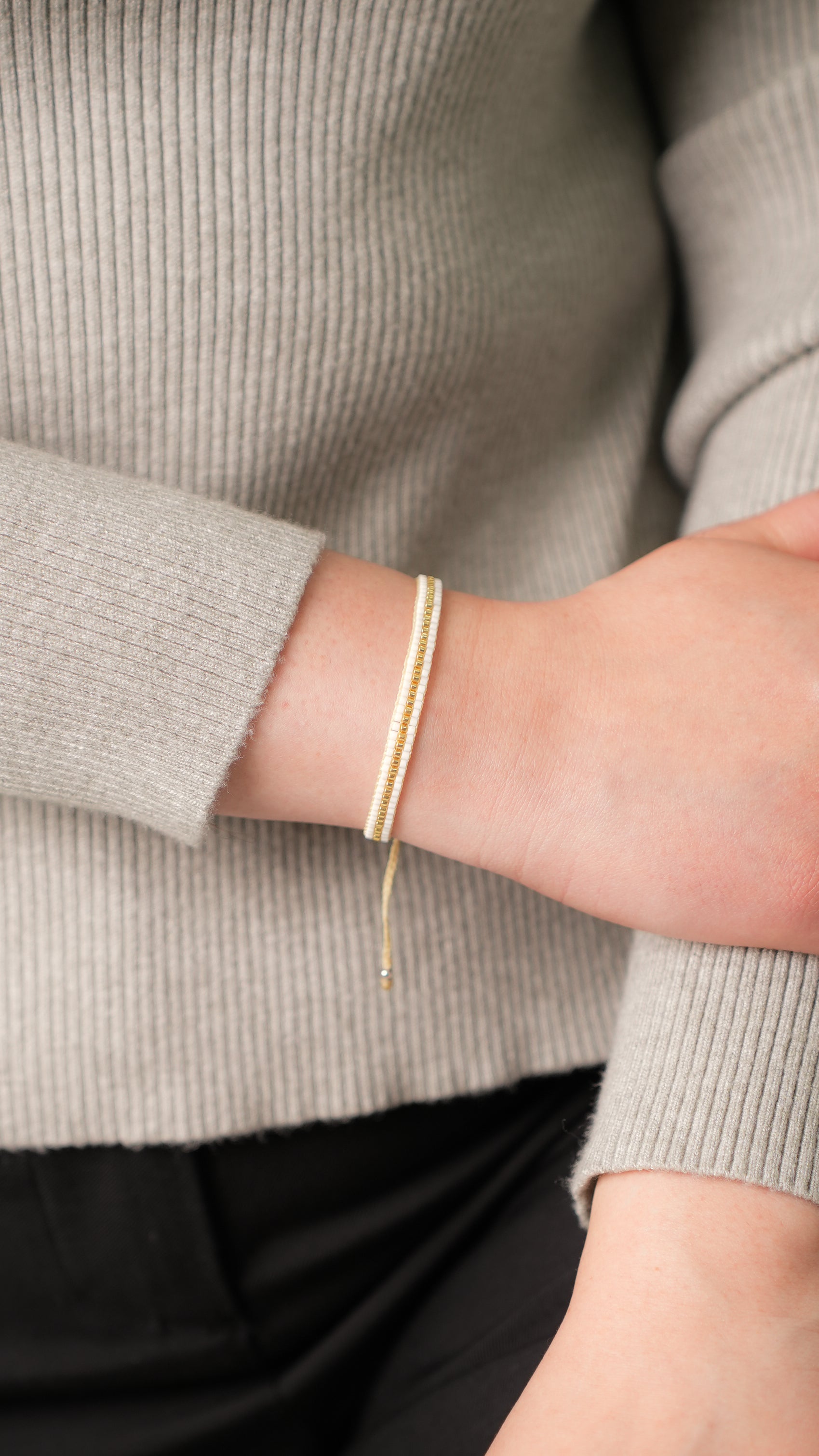 Pulsera Miyuki 3 lineas blanco centro dorado