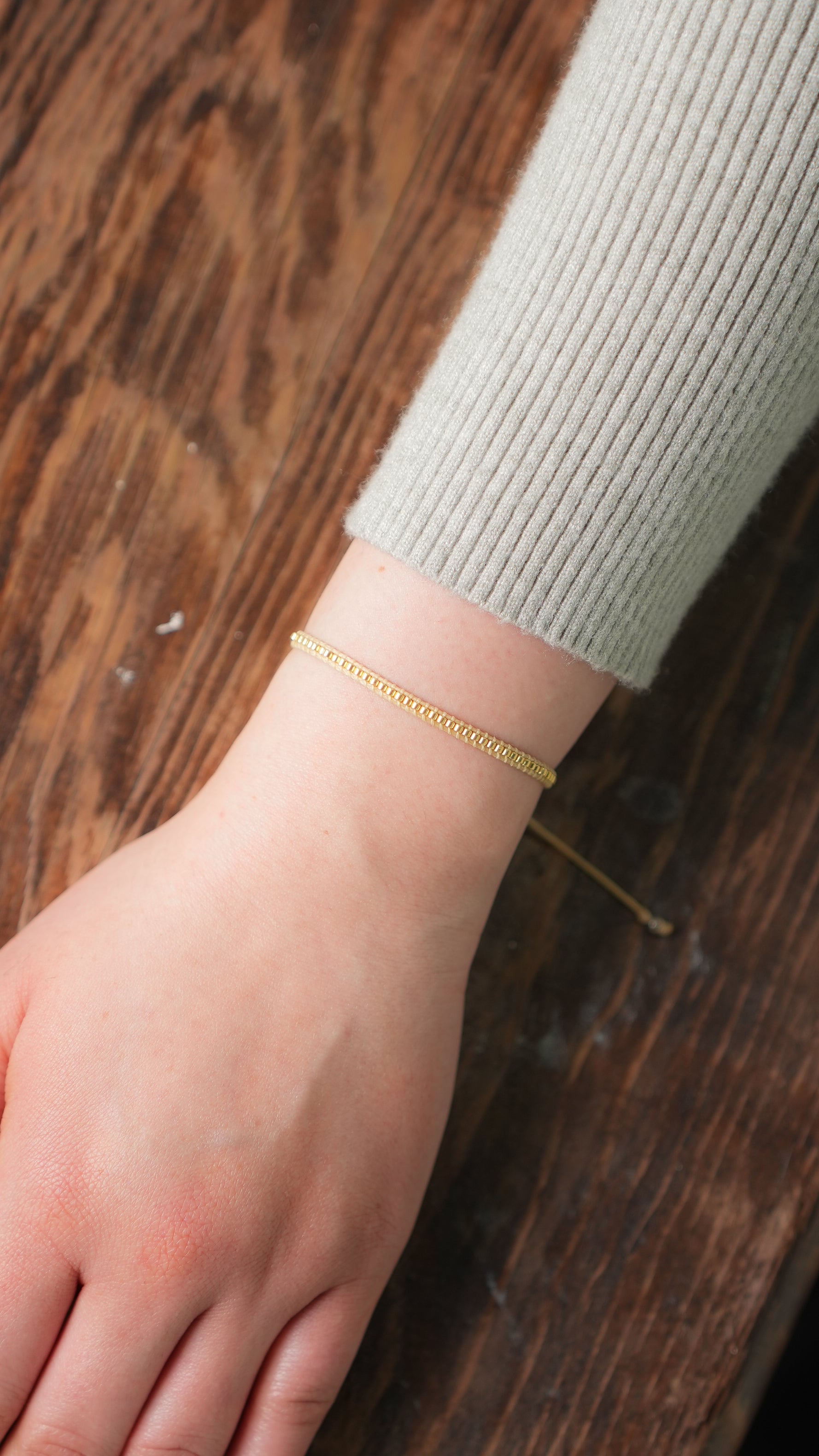 Pulsera Miyuki linea sencilla dorado