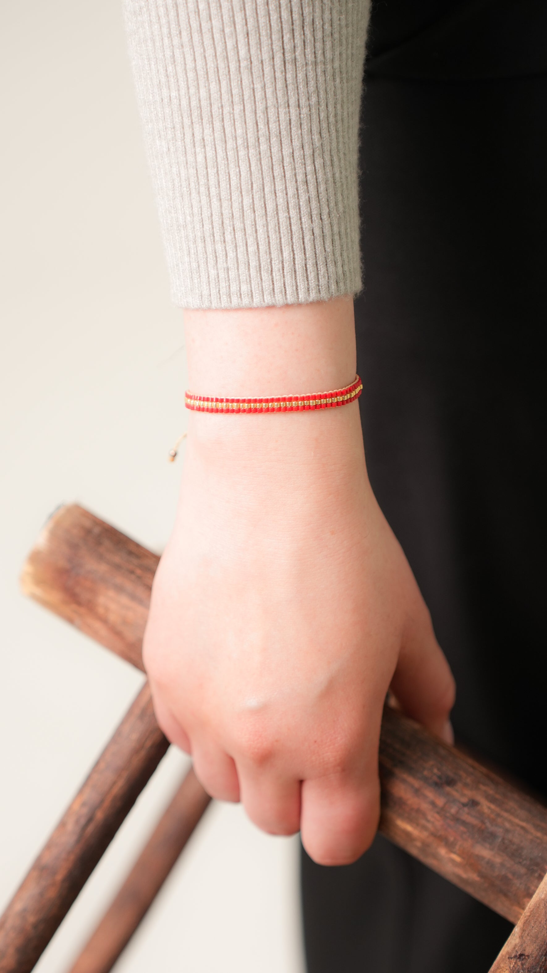 Pulsera MIYUKI 3 lineas rojo centro dorado